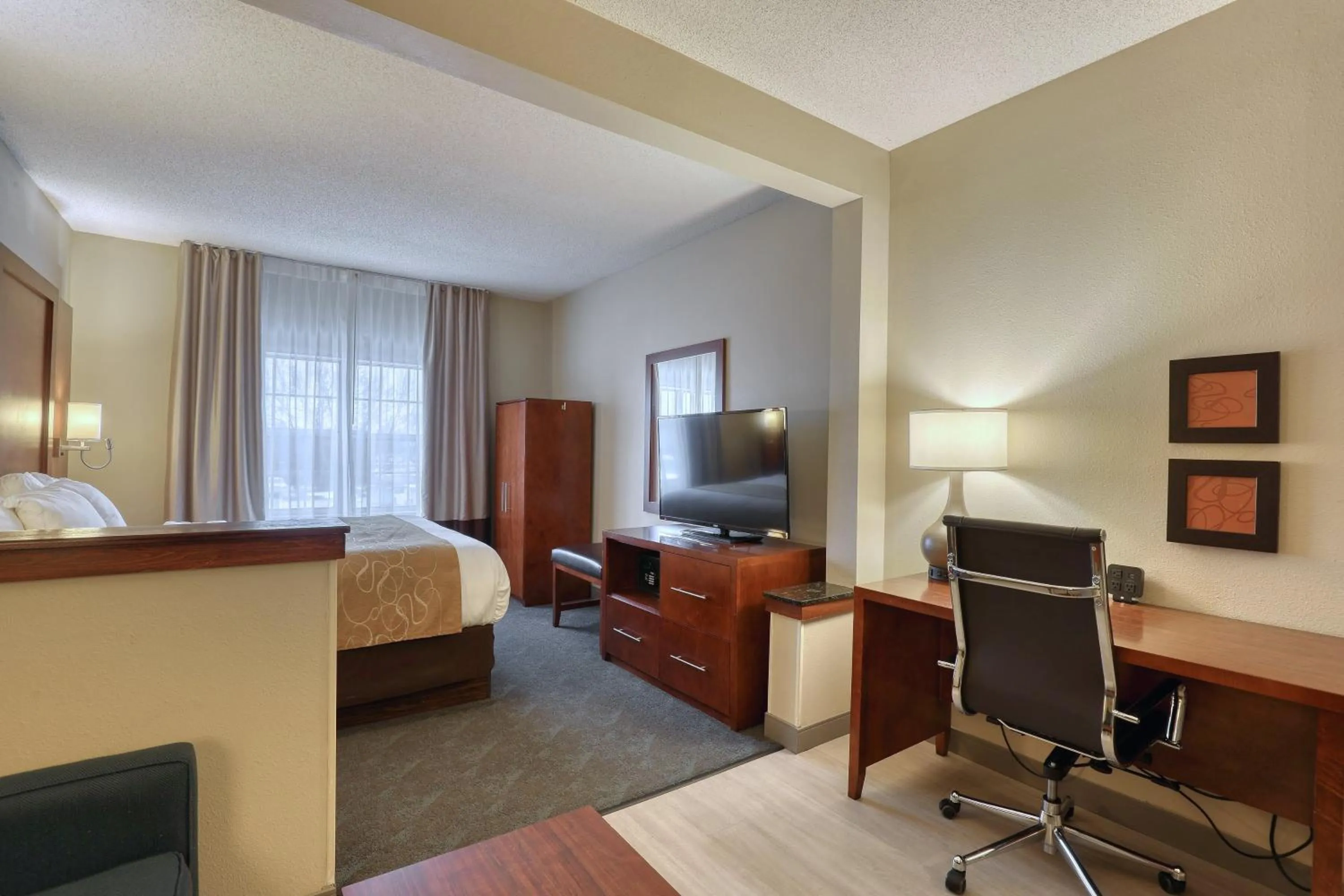 Bedroom, Bed in Comfort Suites Appleton Airport