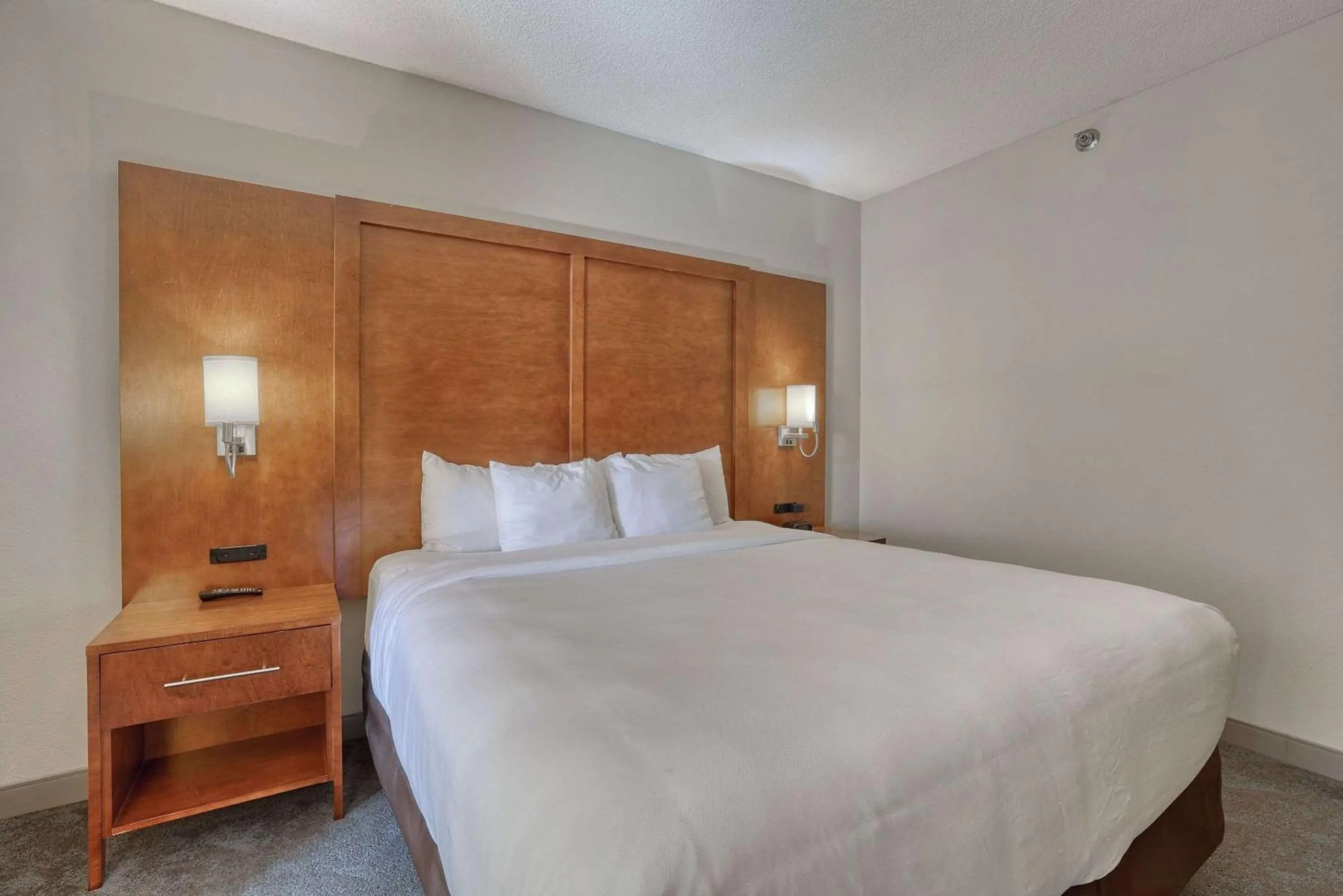 Bedroom, Bed in Comfort Suites Appleton Airport