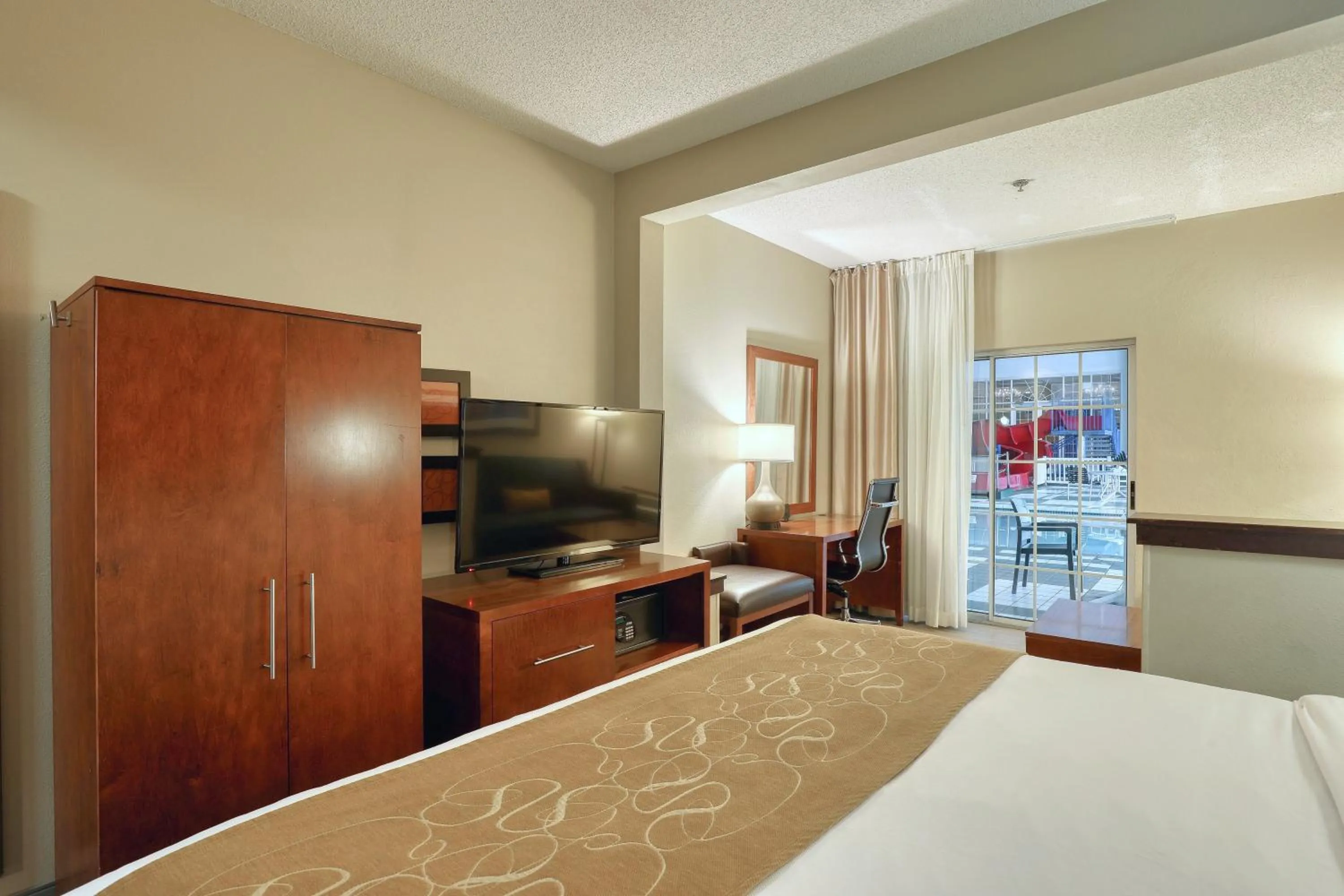 Bedroom, Bed in Comfort Suites Appleton Airport
