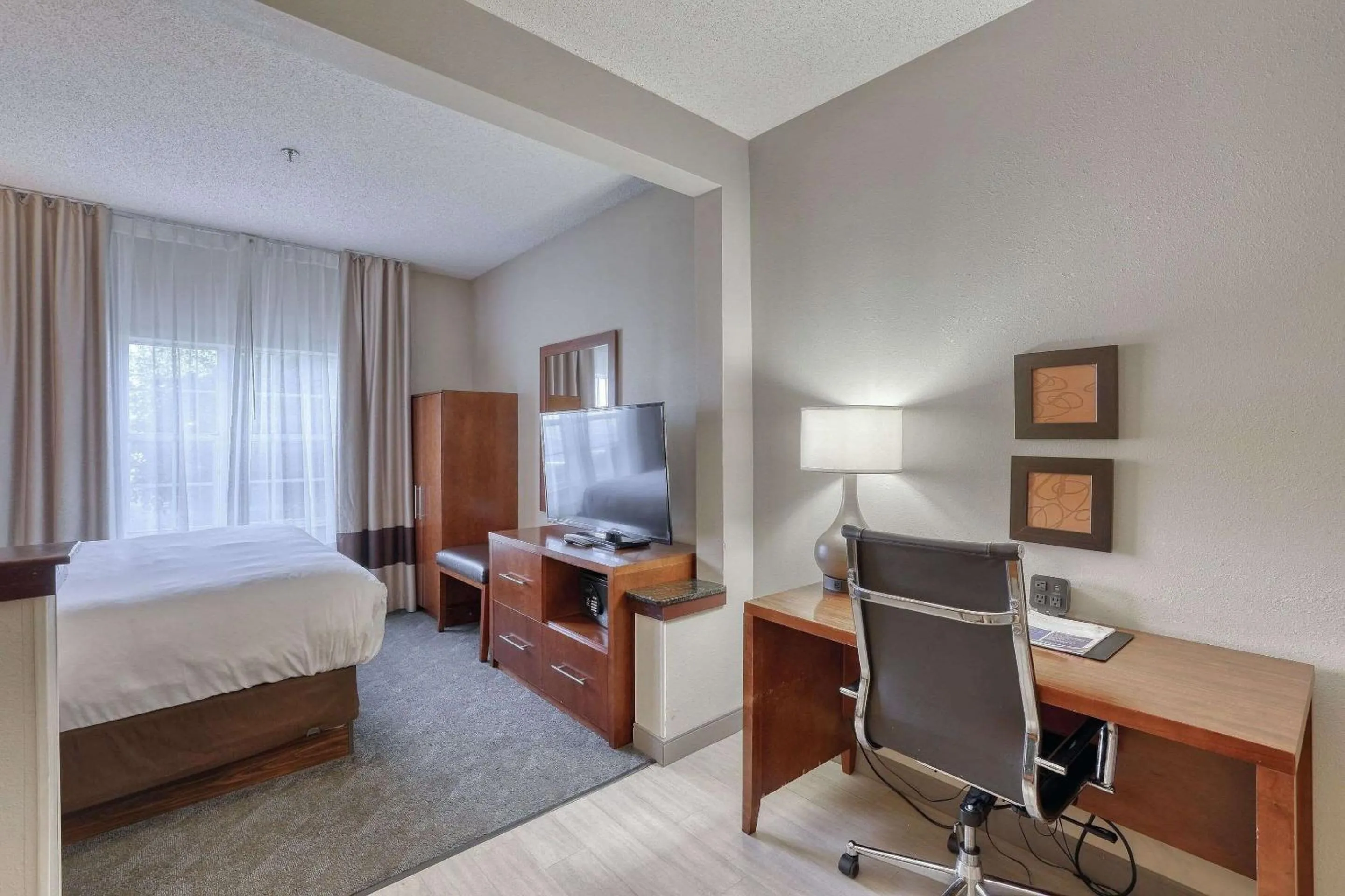 Bedroom, Bed in Comfort Suites Appleton Airport