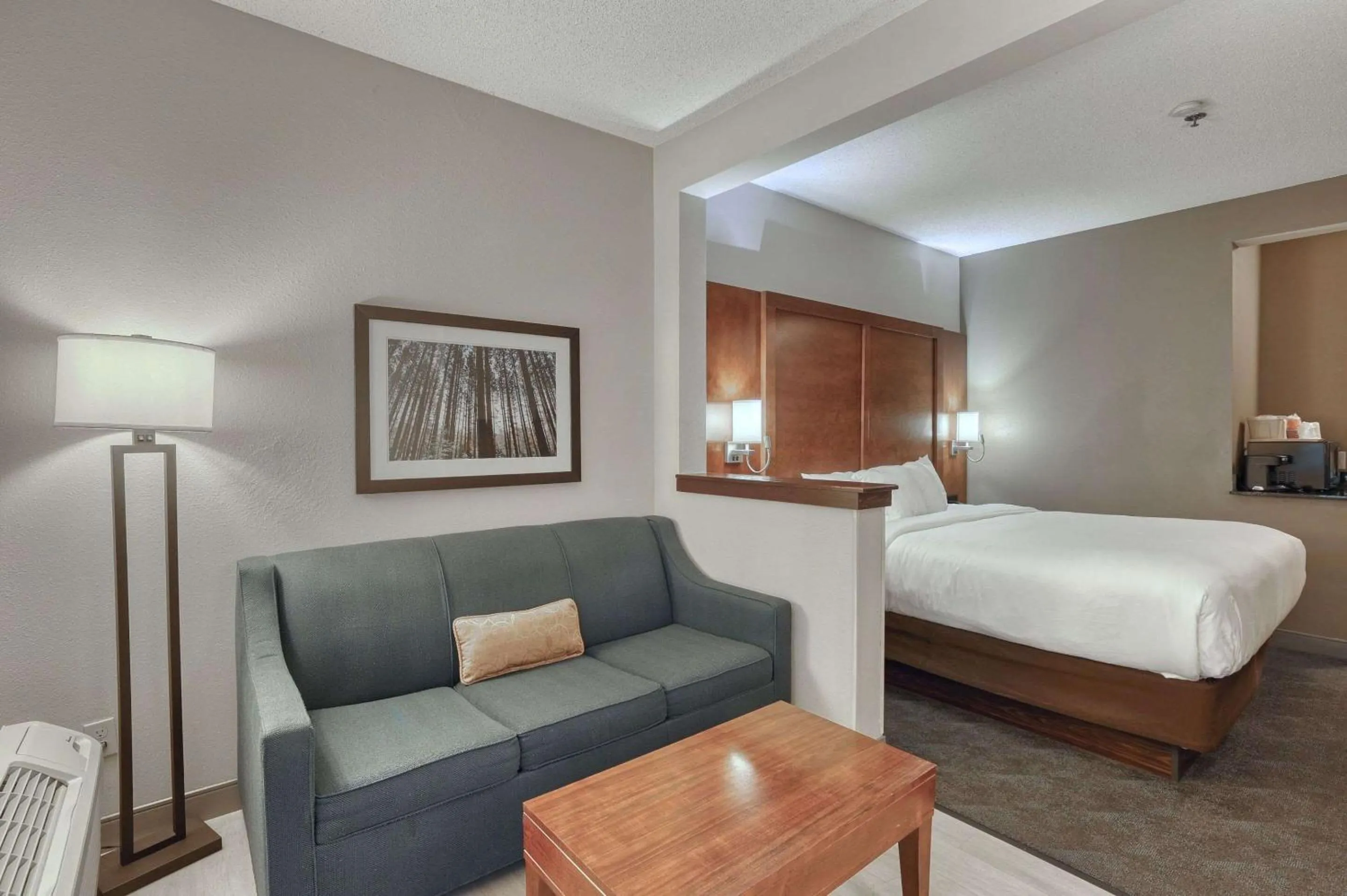 Bedroom, Bed in Comfort Suites Appleton Airport