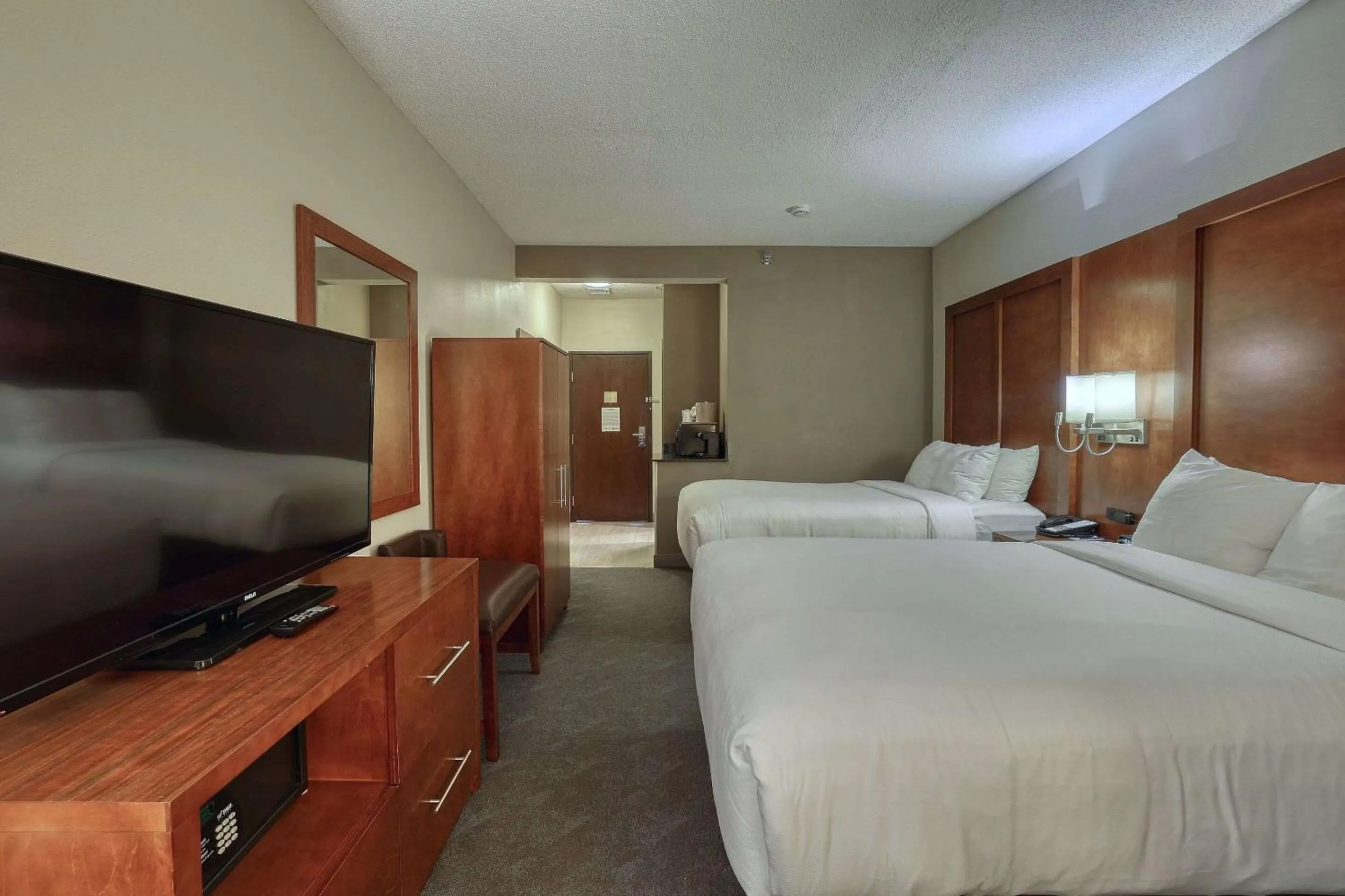 Bedroom, Bed in Comfort Suites Appleton Airport
