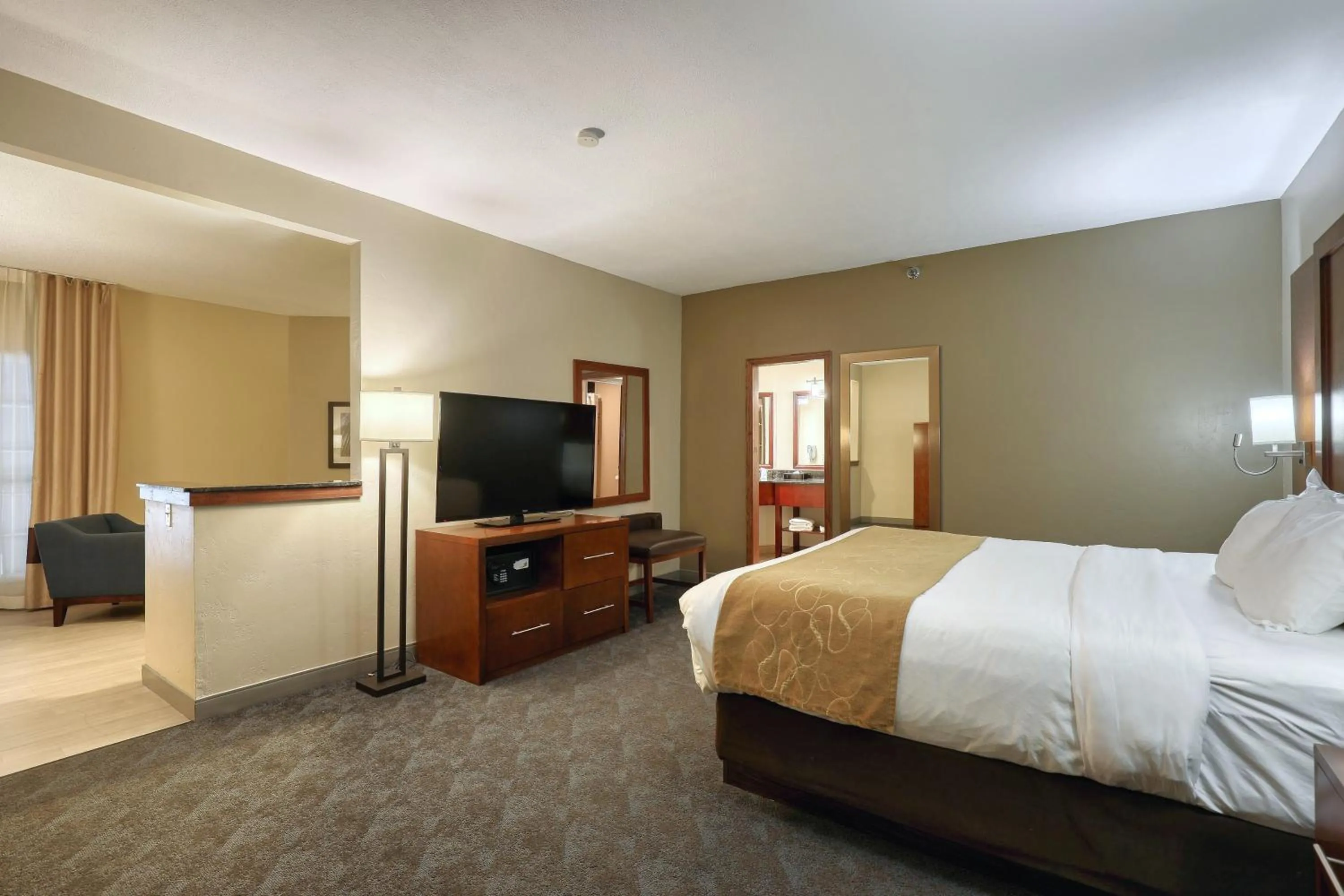Bedroom, Bed in Comfort Suites Appleton Airport