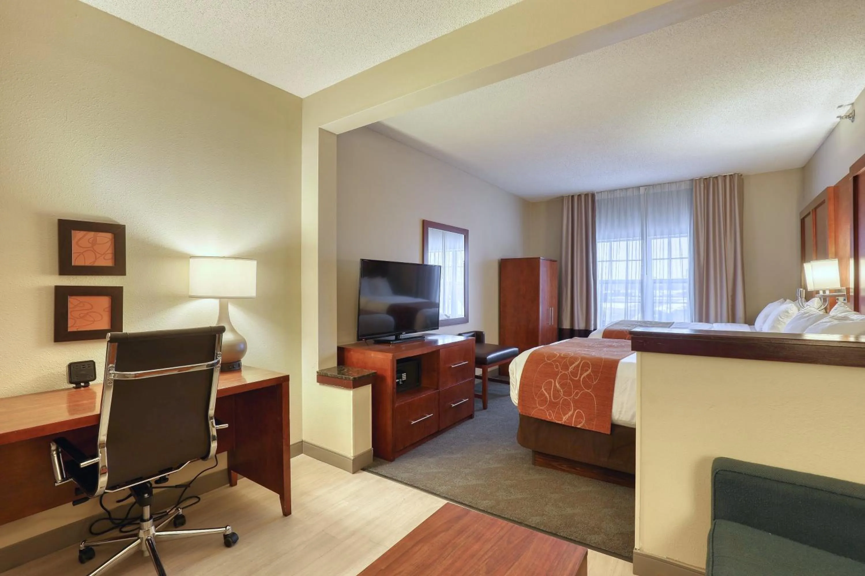 Bedroom, Bed in Comfort Suites Appleton Airport