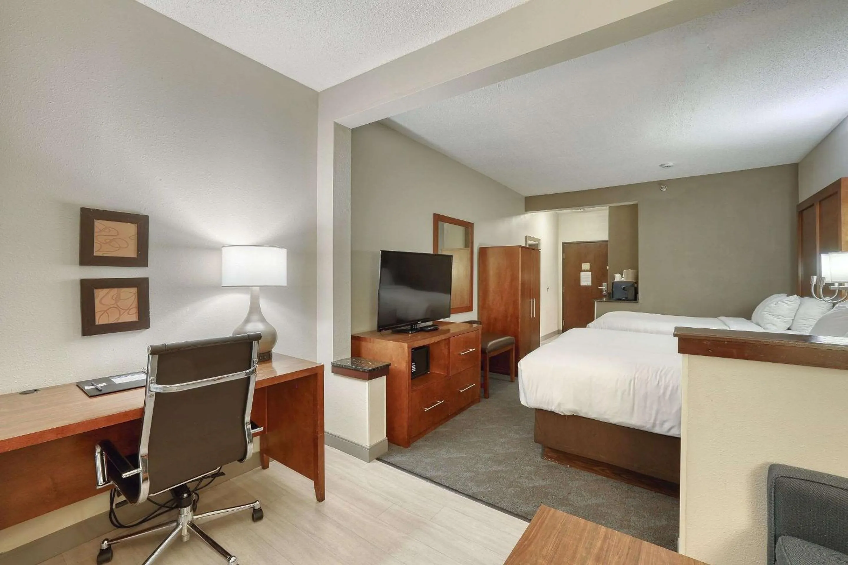 Bedroom, Bed in Comfort Suites Appleton Airport