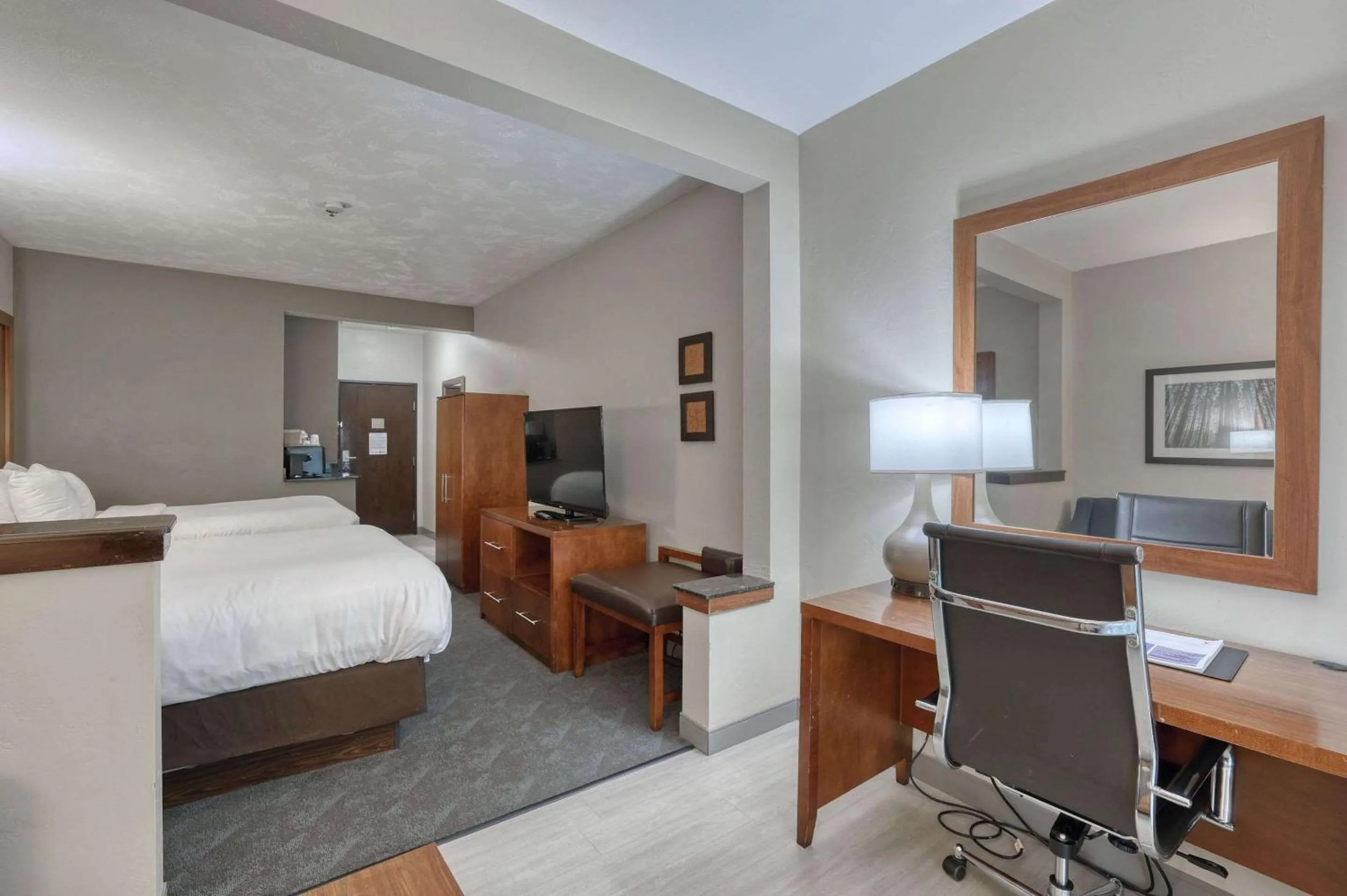 Bedroom, Bed in Comfort Suites Appleton Airport