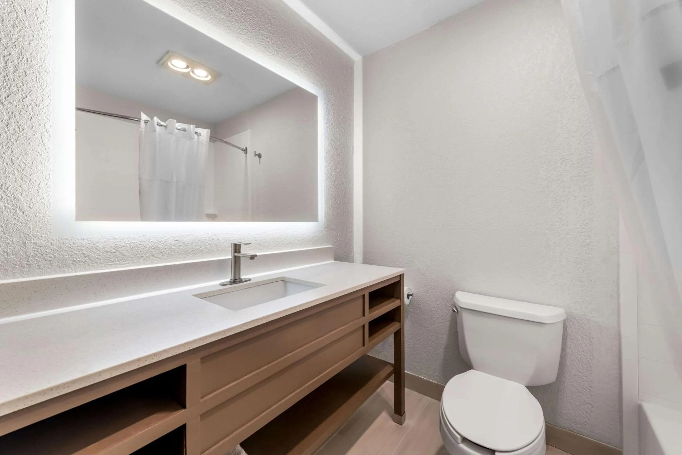 Bedroom in Comfort Suites Stevens Point