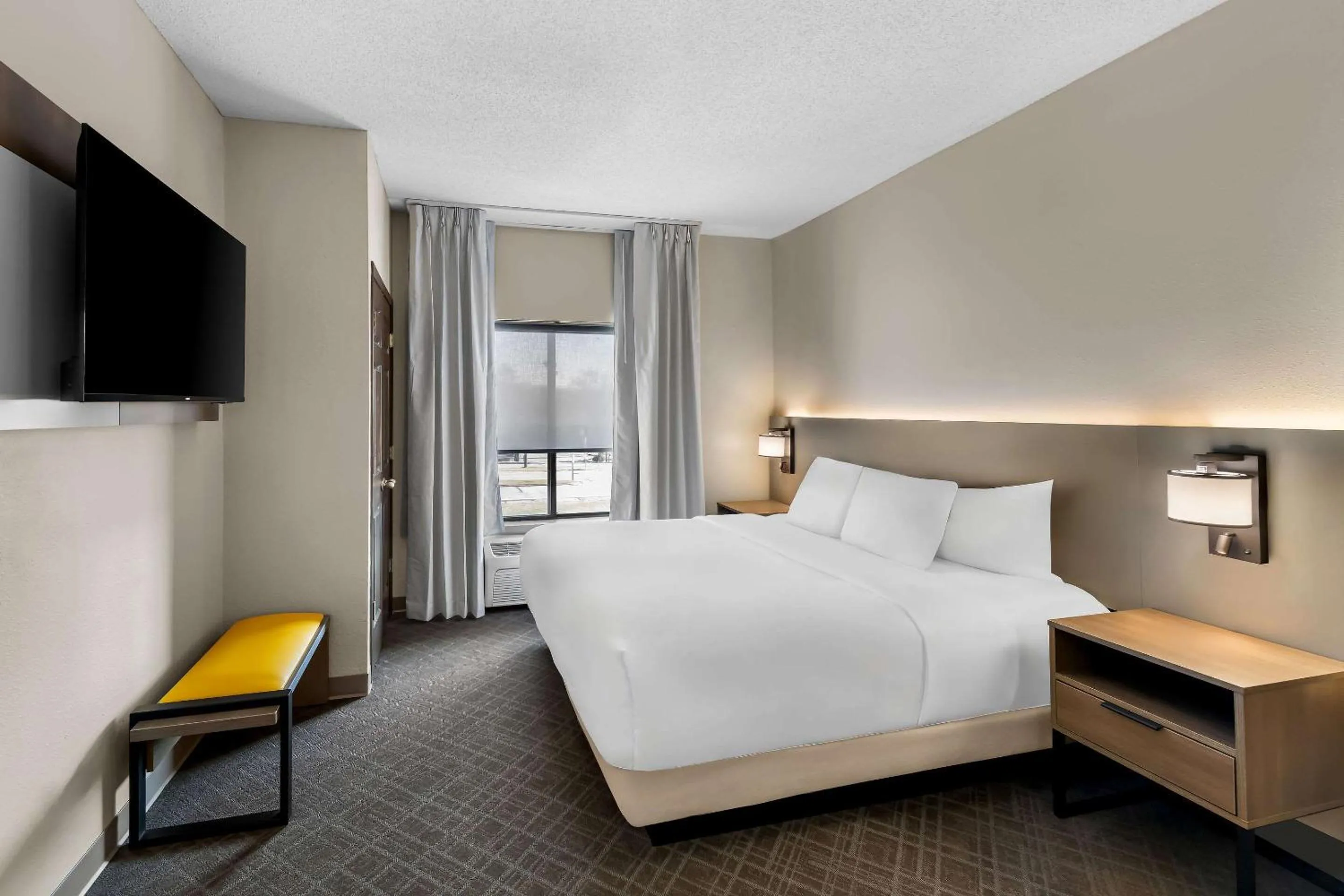 Bedroom, Bed in Comfort Suites Stevens Point