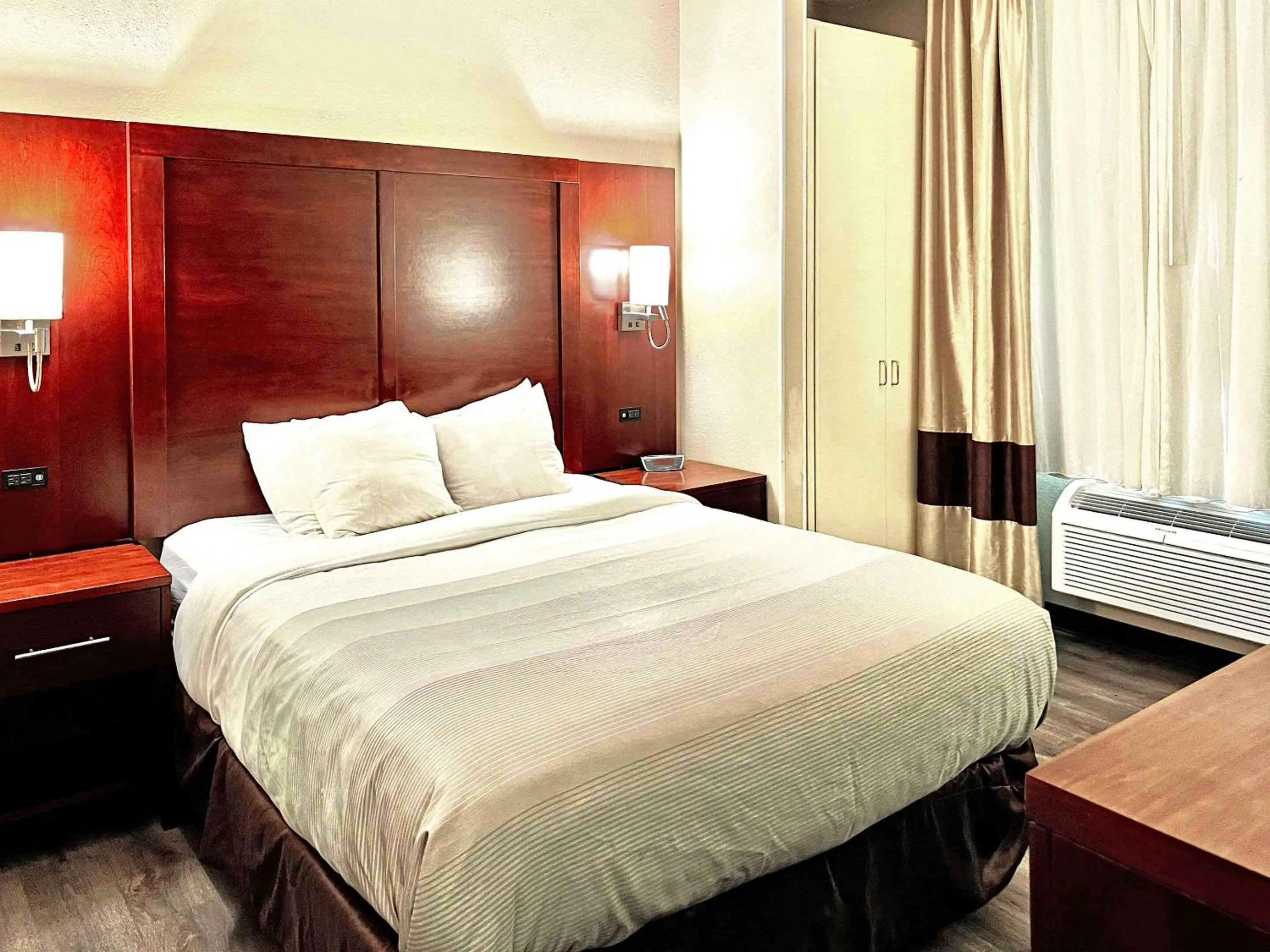 Bedroom, Bed in Comfort Inn Green Bay