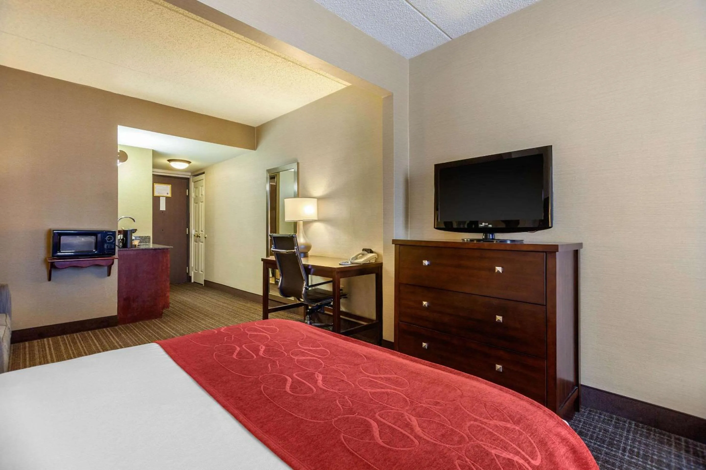 Photo of the whole room, Bed in Comfort Suites Green Bay West