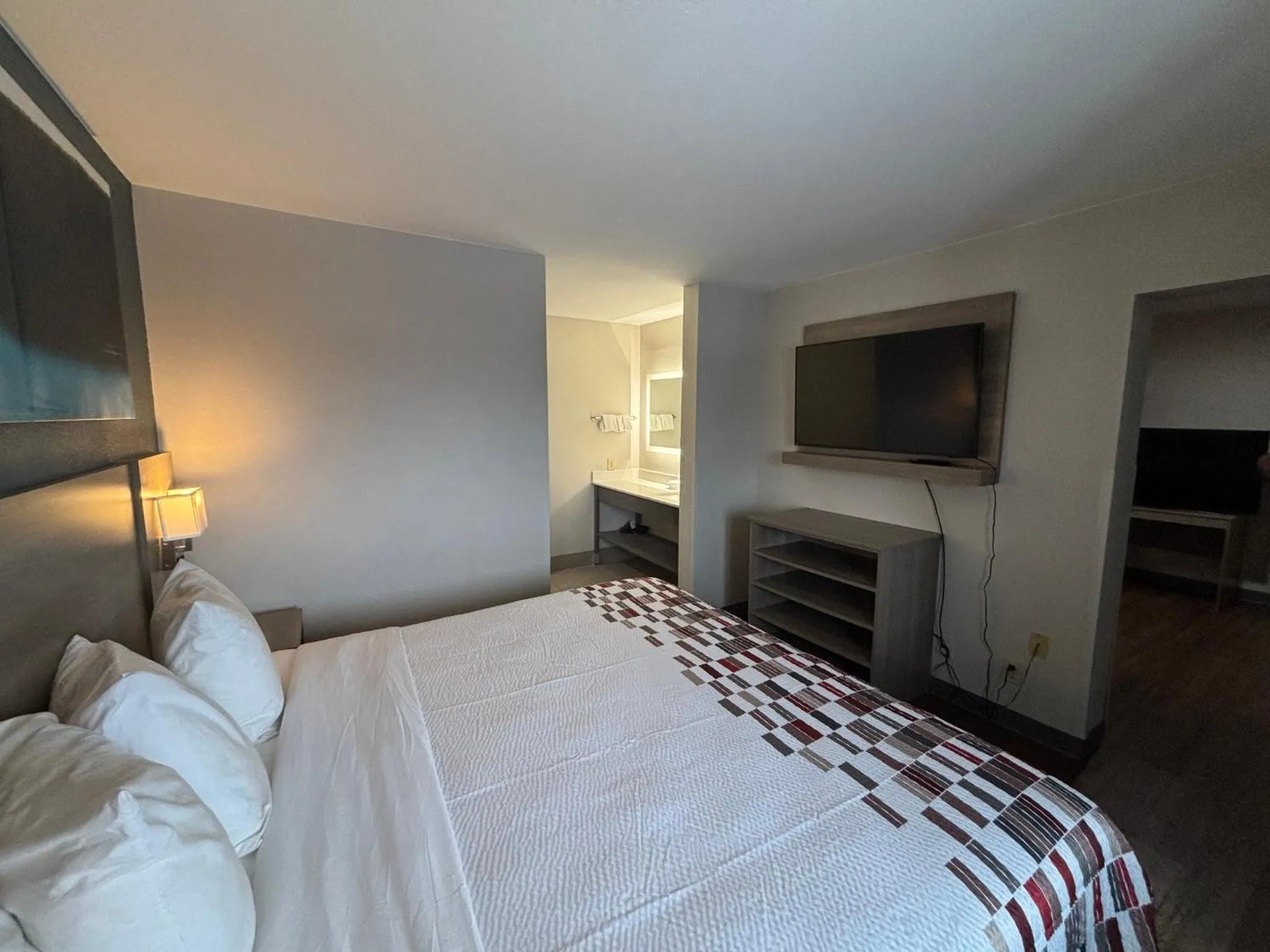 Photo of the whole room, Bed in Red Roof Inn & Suites Tomah