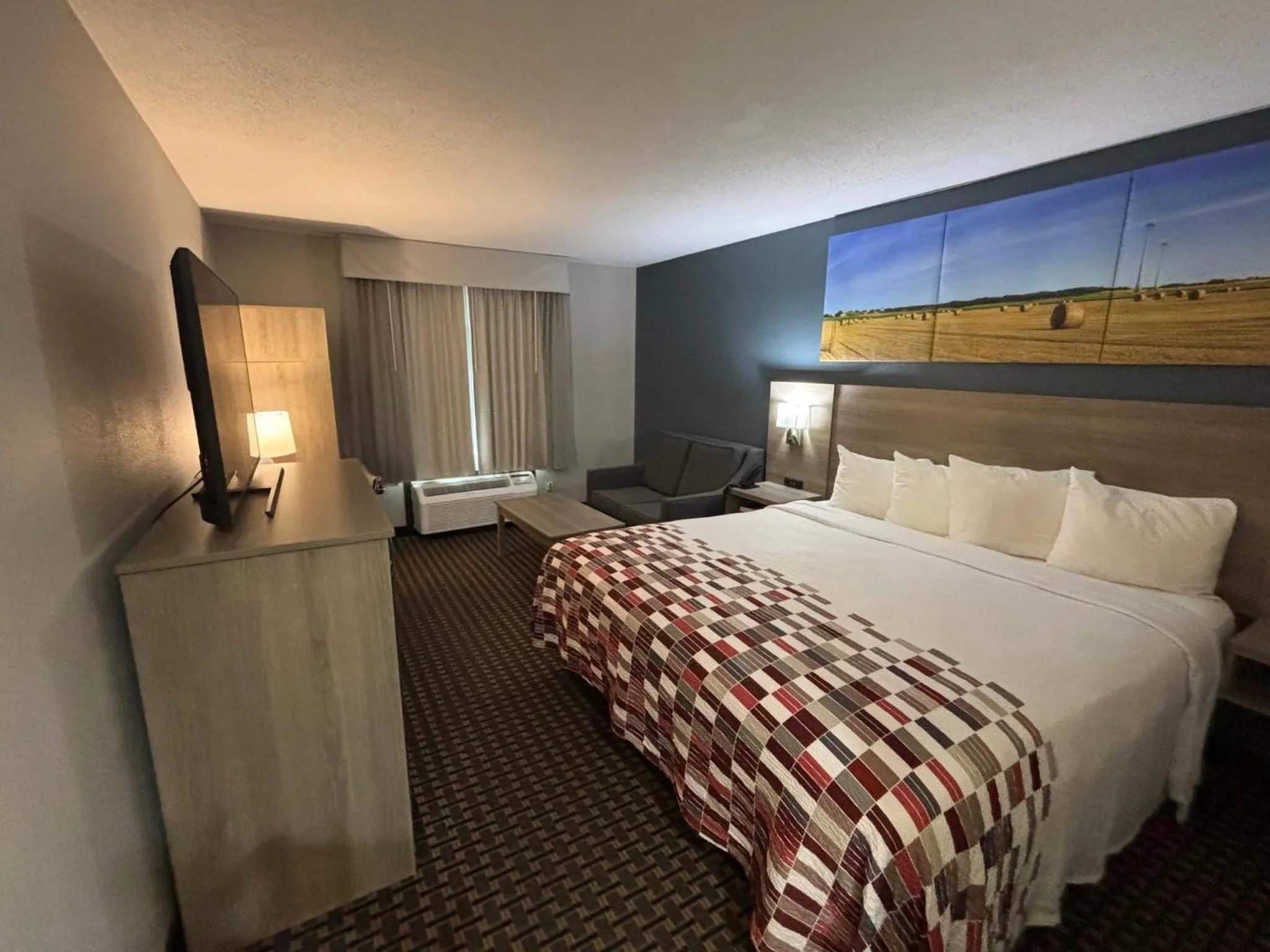 Photo of the whole room, Bed in Red Roof Inn & Suites Tomah