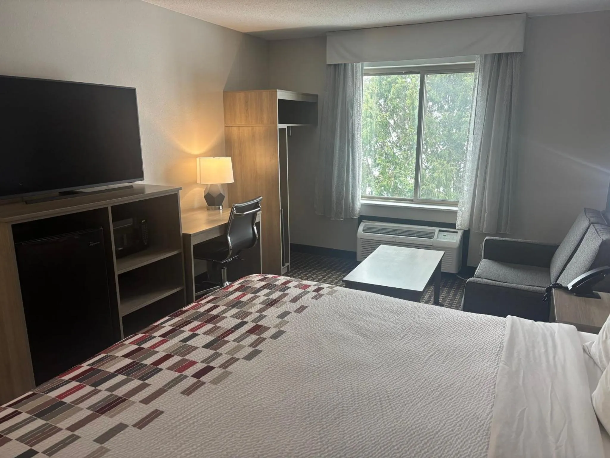 Photo of the whole room, Bed in Red Roof Inn & Suites Tomah