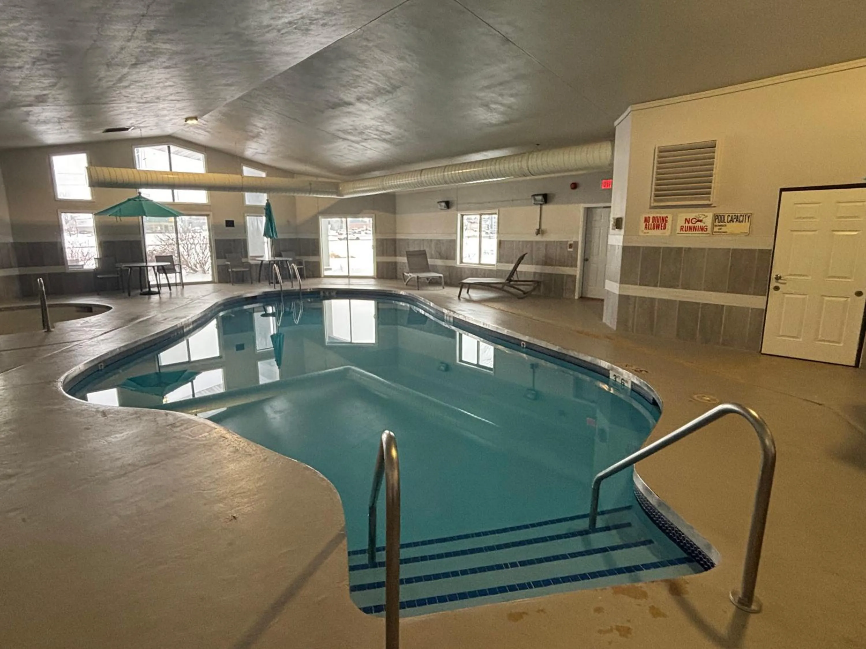 Swimming pool in Red Roof Inn & Suites Tomah