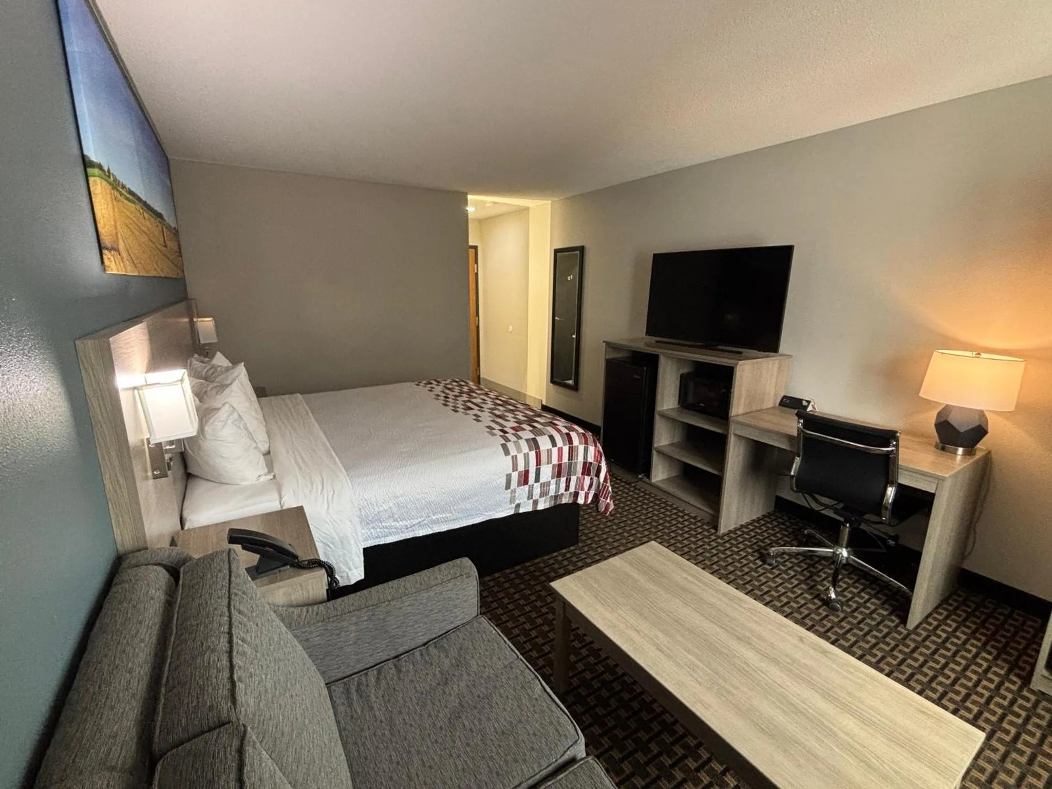 Photo of the whole room, Bed in Red Roof Inn & Suites Tomah