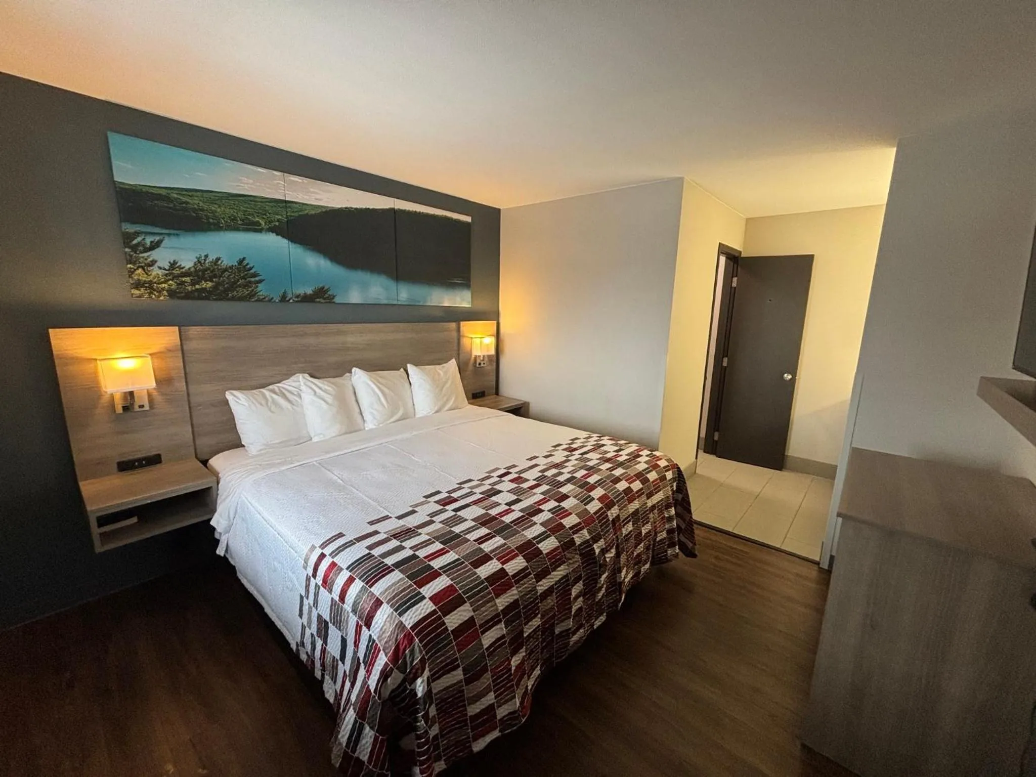 Photo of the whole room, Bed in Red Roof Inn & Suites Tomah