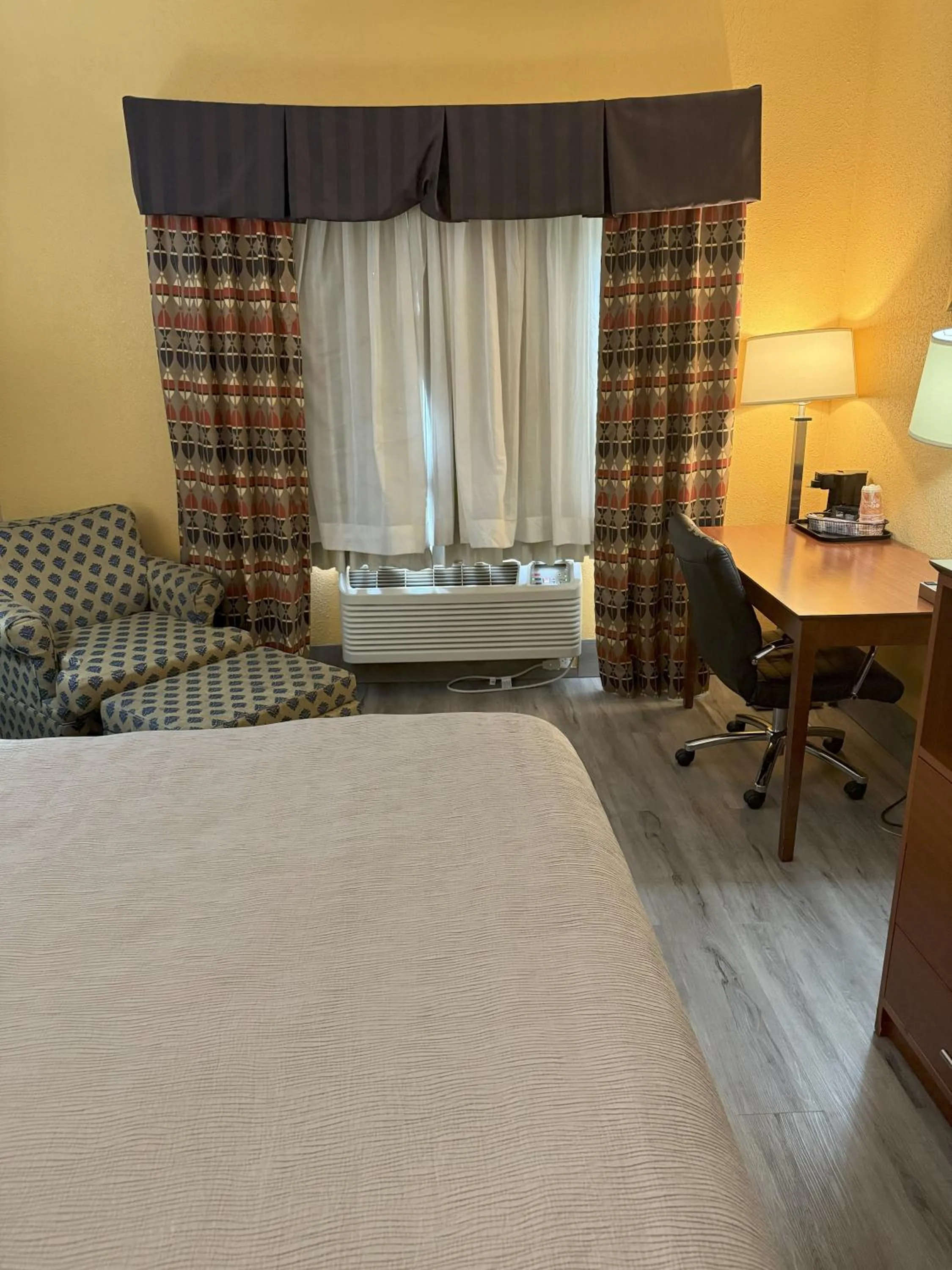 Bed in Quality Inn Manitowoc