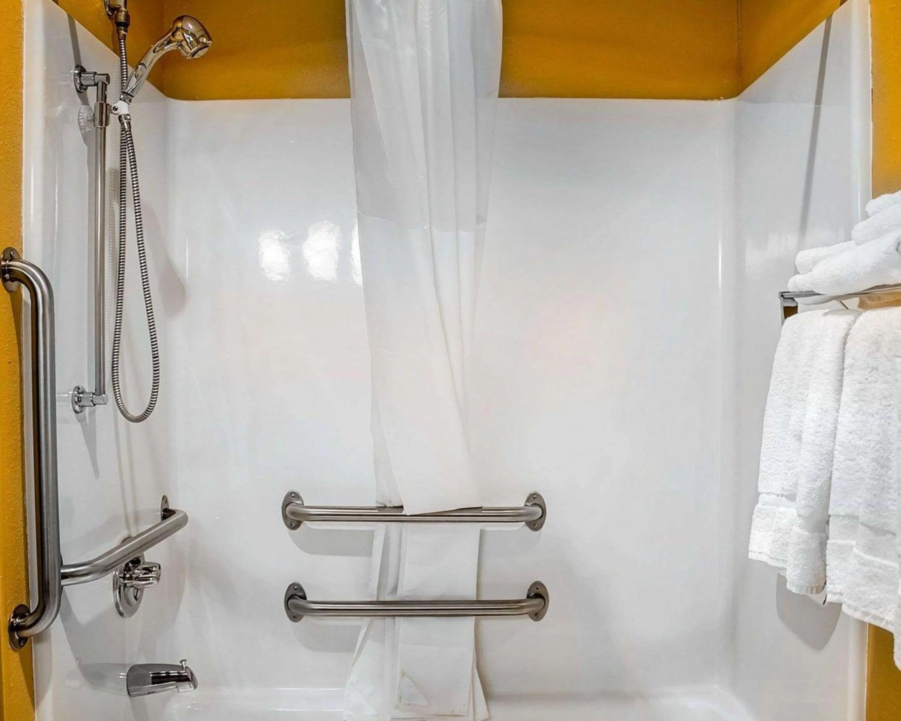 Bathroom in Quality Inn Manitowoc