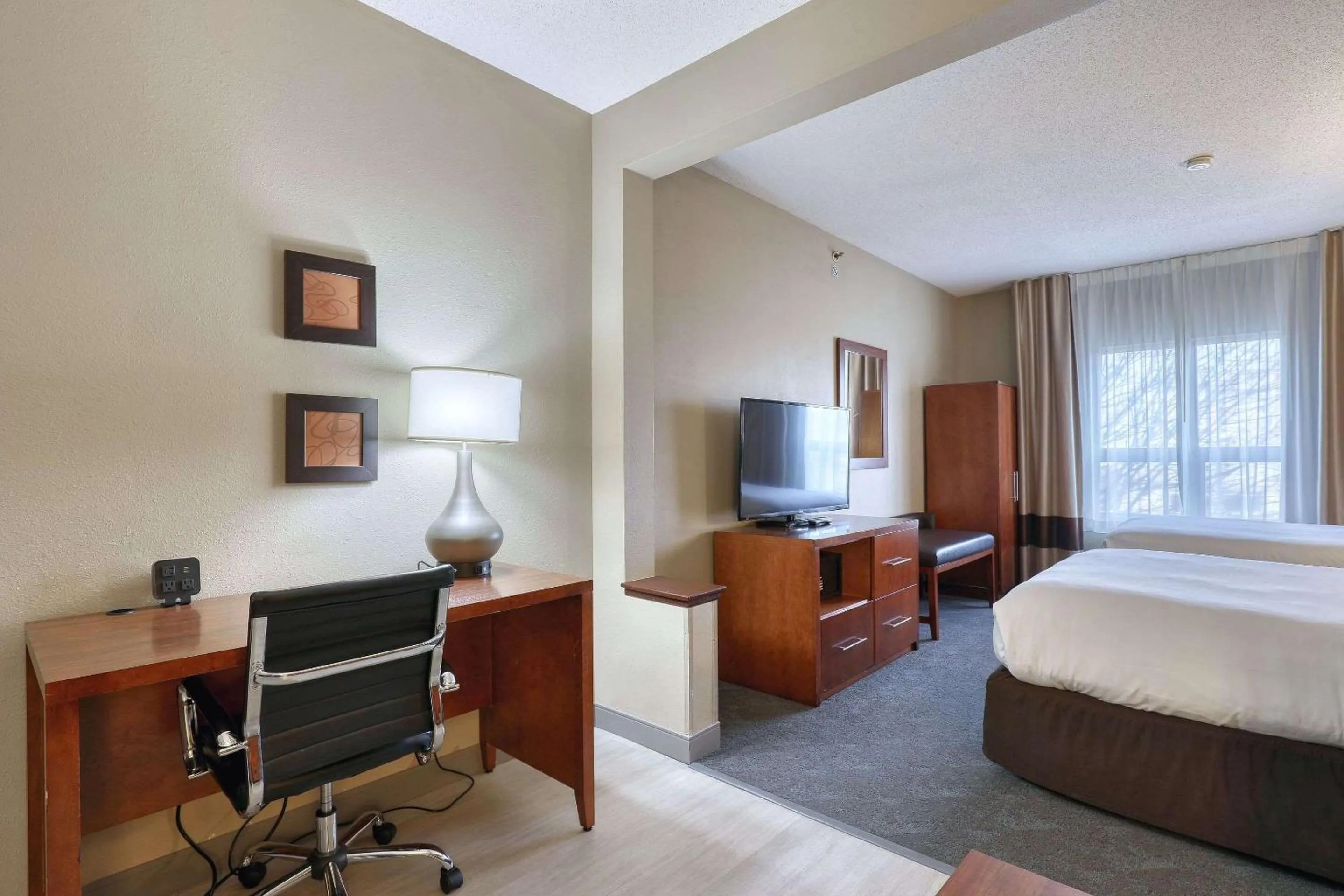 Bedroom, Bed in Comfort Suites Madison West - Middleton