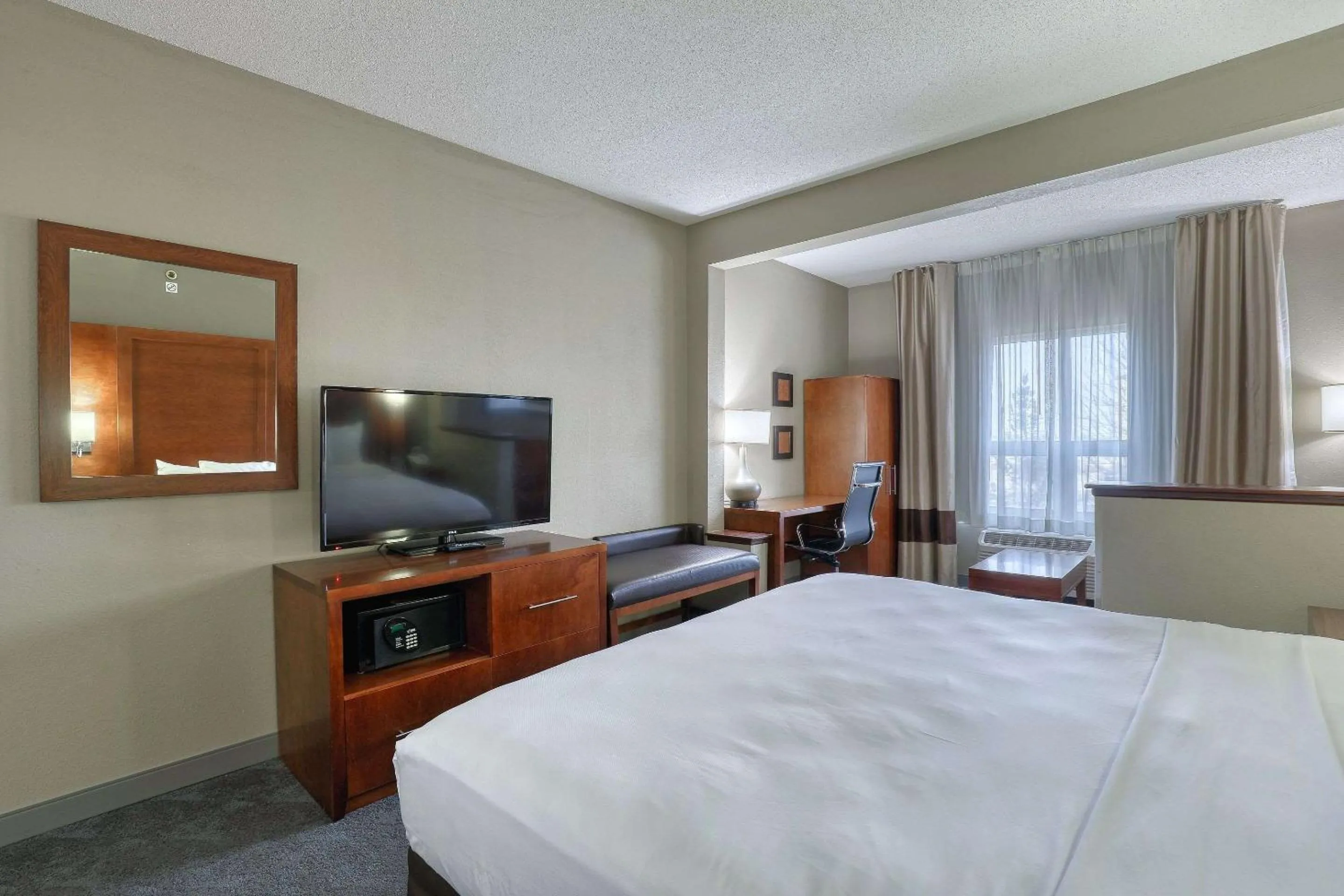 Bedroom, Bed in Comfort Suites Madison West - Middleton