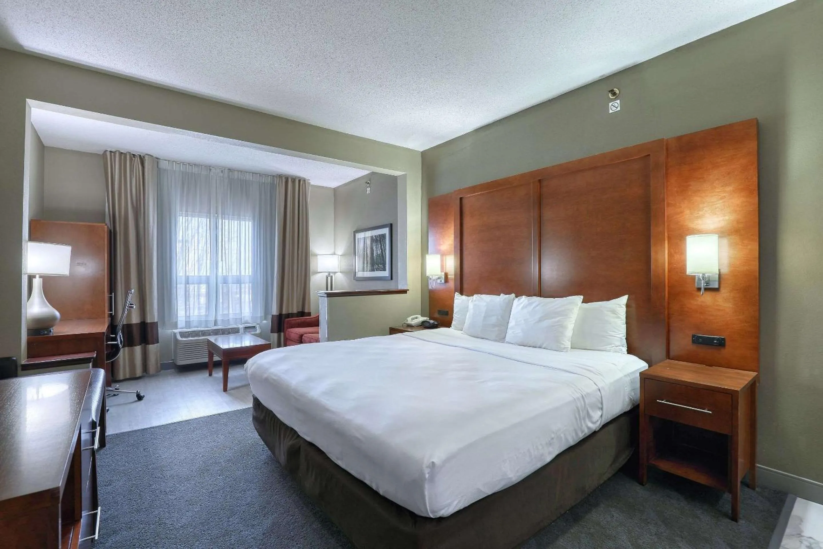 Bedroom, Bed in Comfort Suites Madison West - Middleton