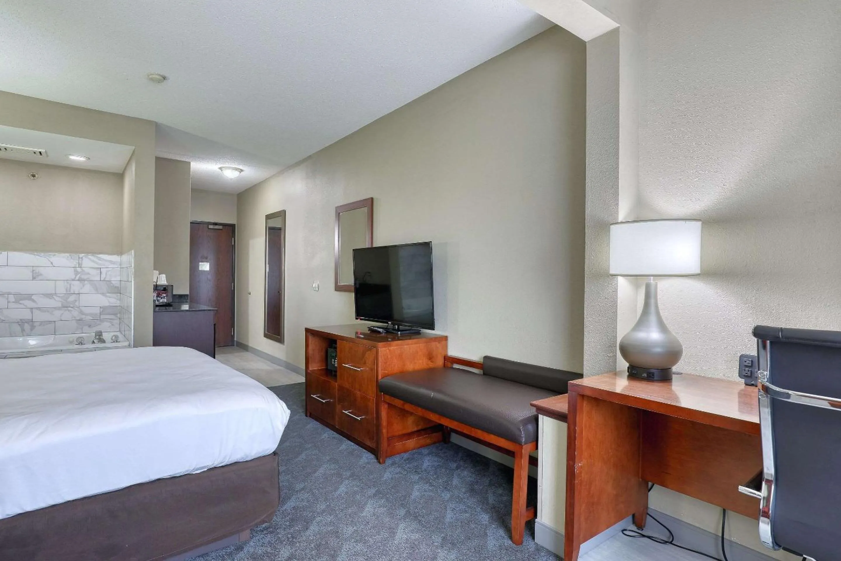 Bedroom, Bed in Comfort Suites Madison West - Middleton