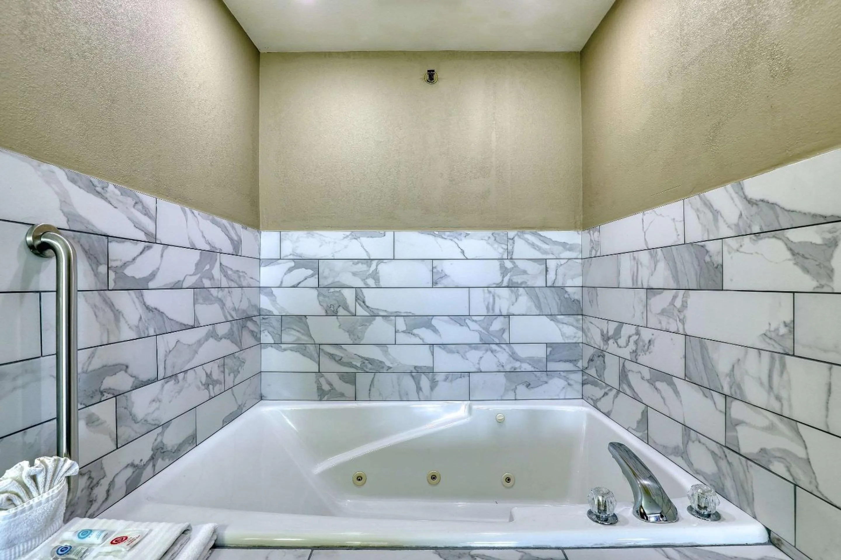 Bedroom in Comfort Suites Madison West - Middleton