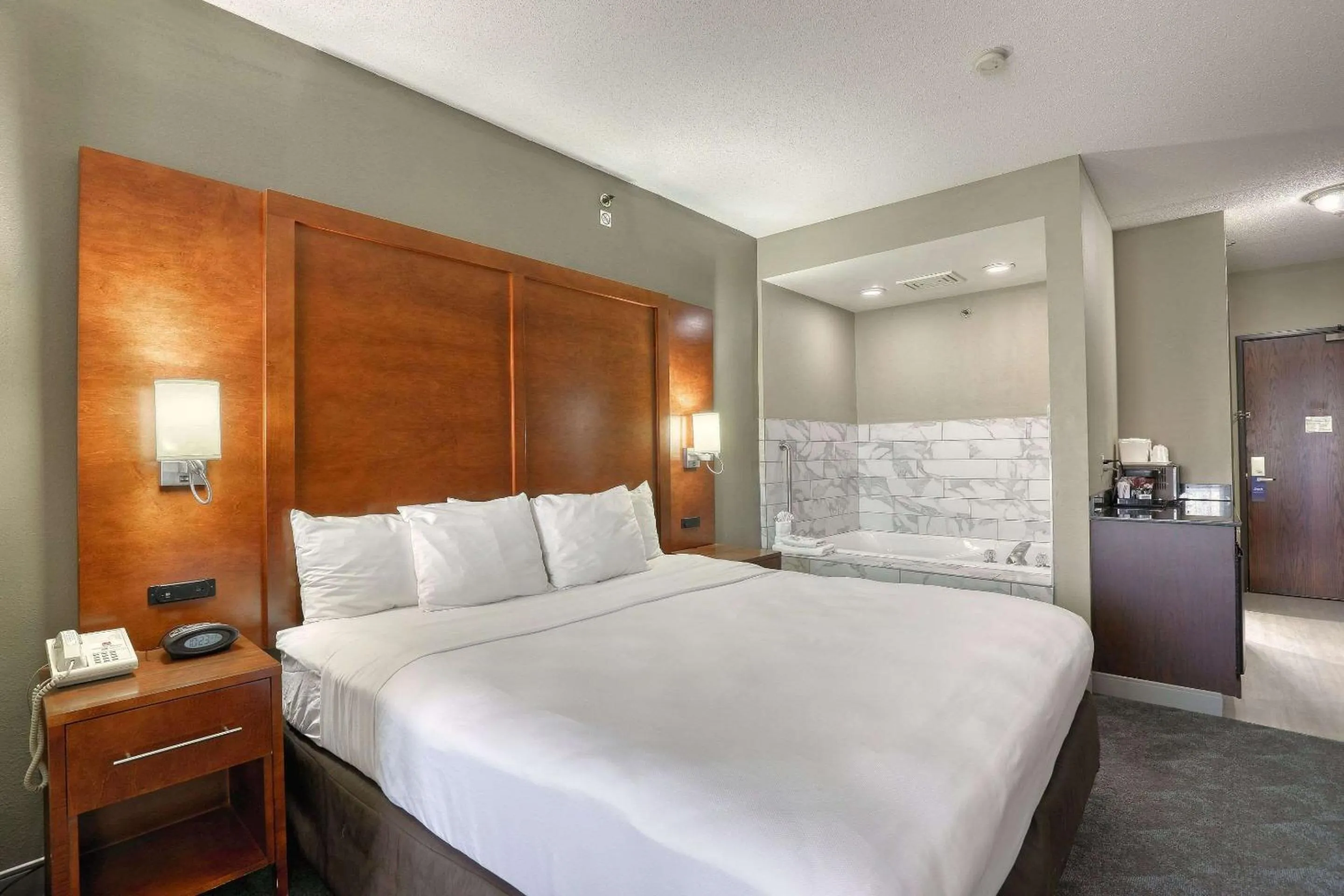 Bedroom, Bed in Comfort Suites Madison West - Middleton