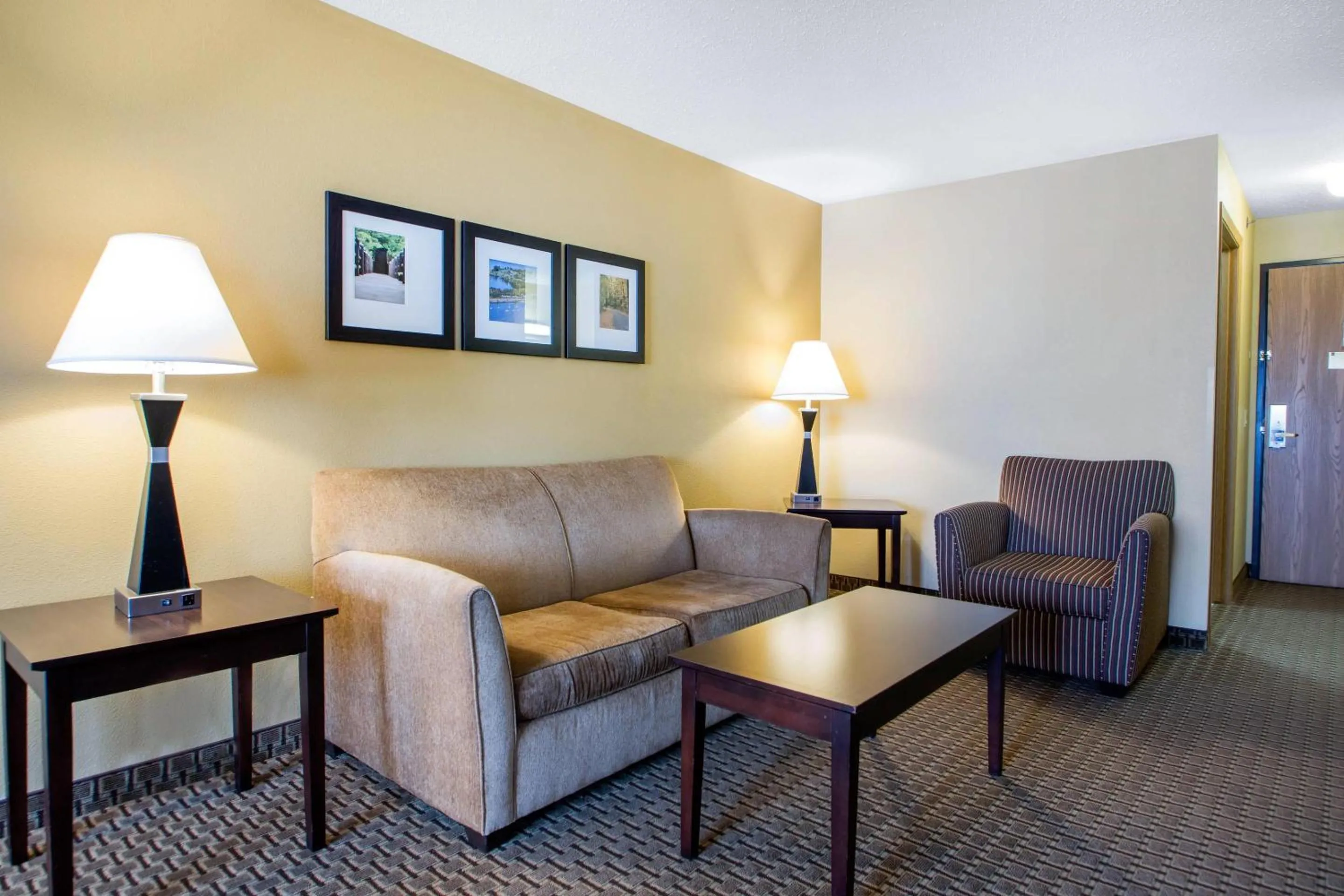 Bedroom in Comfort Suites Wisconsin Dells Area