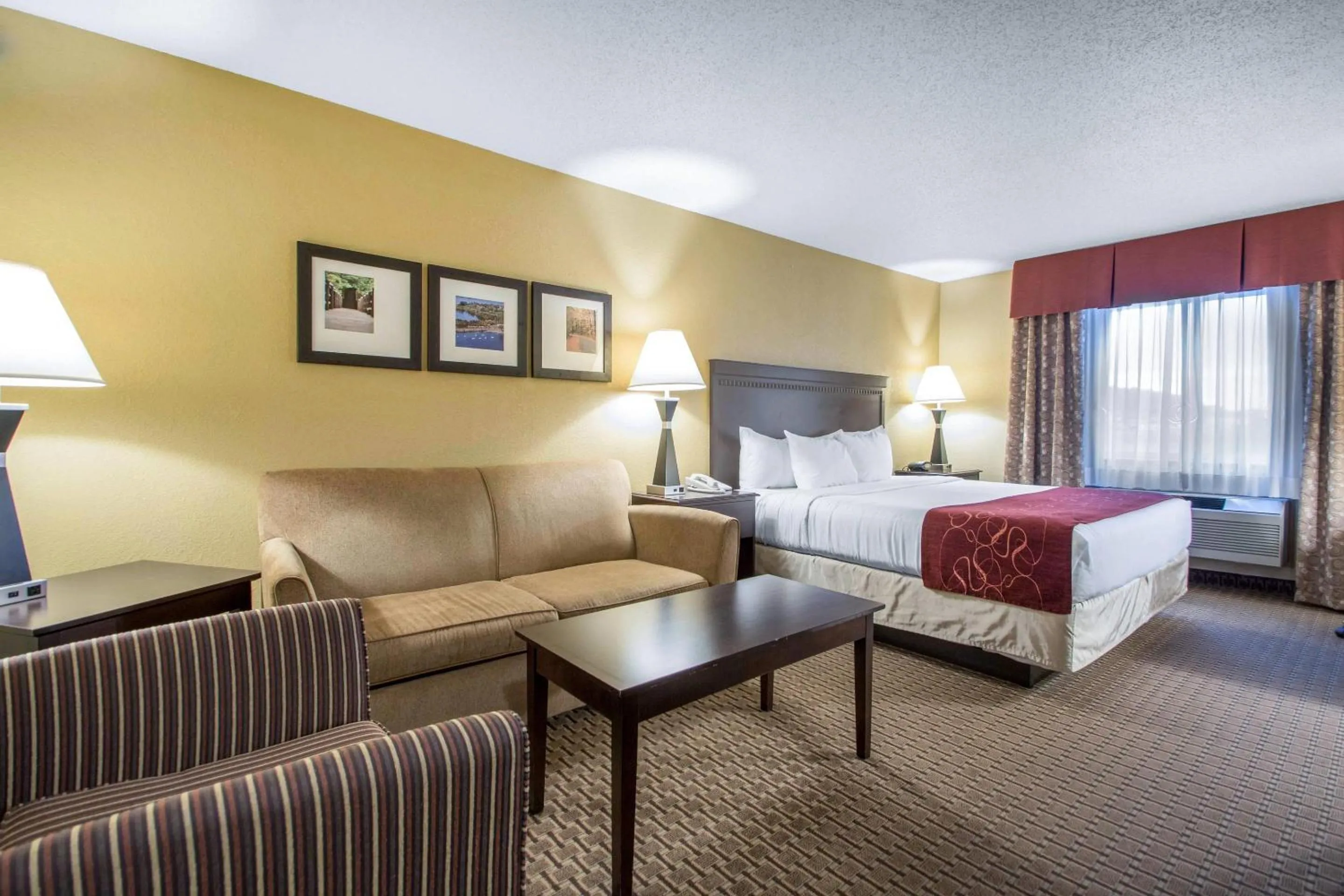 Bedroom, Bed in Comfort Suites Wisconsin Dells Area