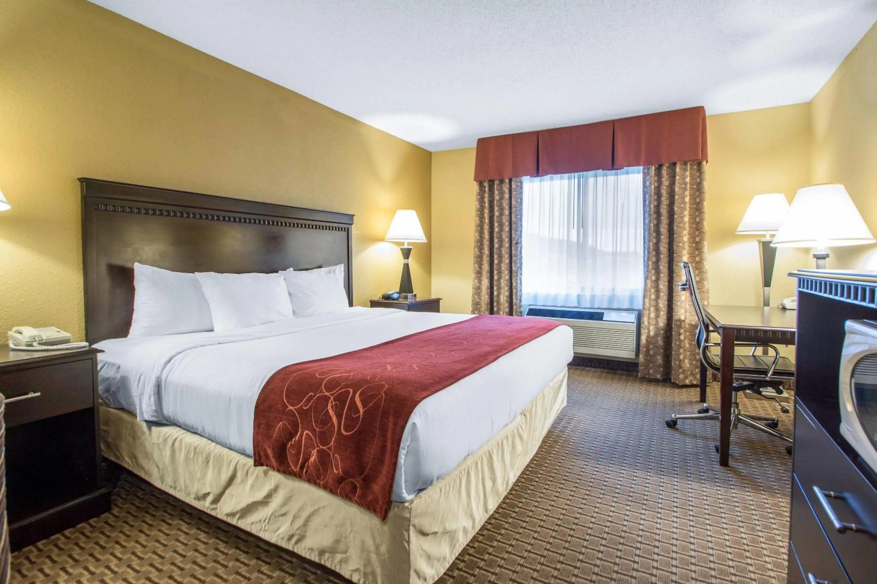 Bedroom, Bed in Comfort Suites Wisconsin Dells Area