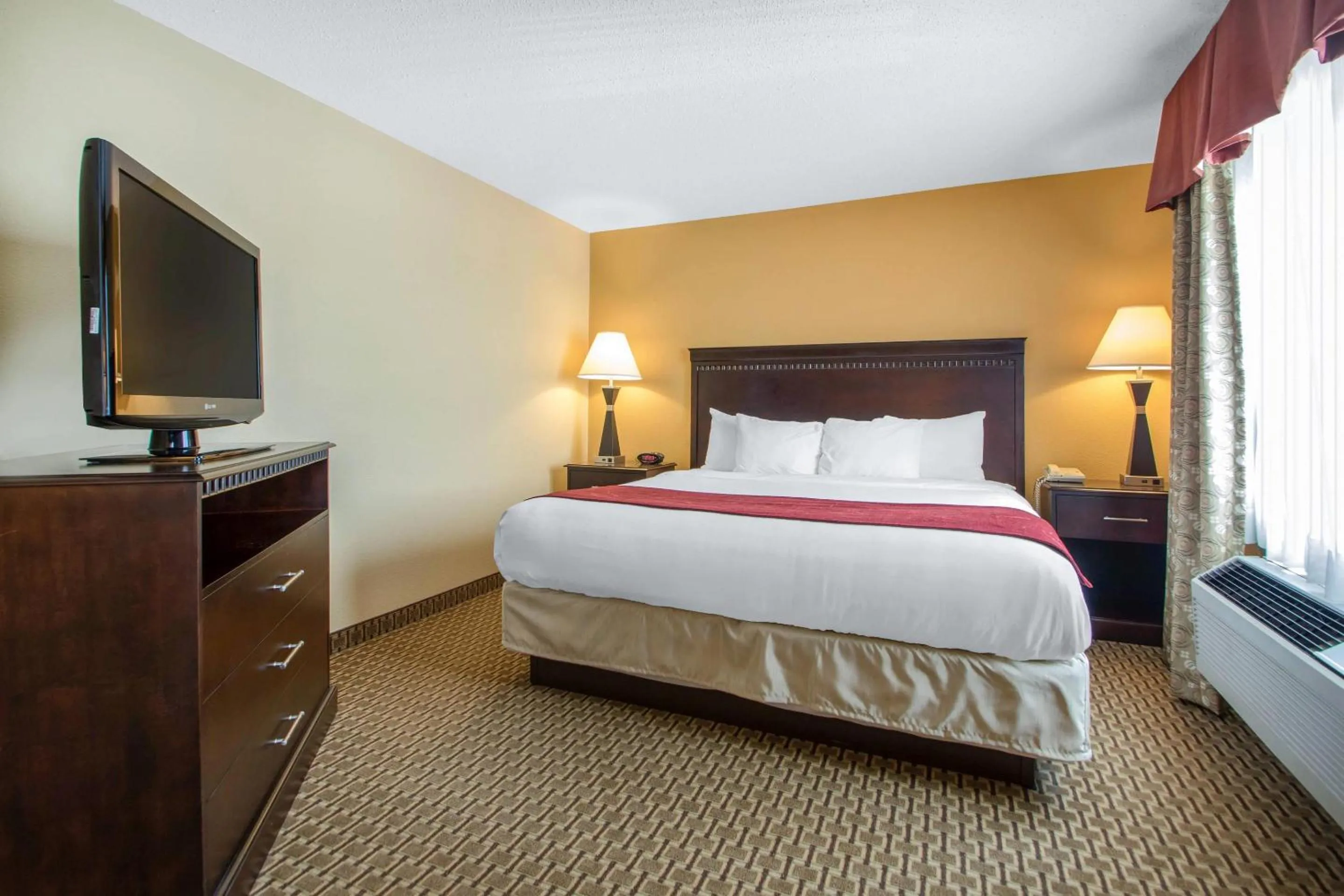 Bedroom, Bed in Comfort Suites Wisconsin Dells Area