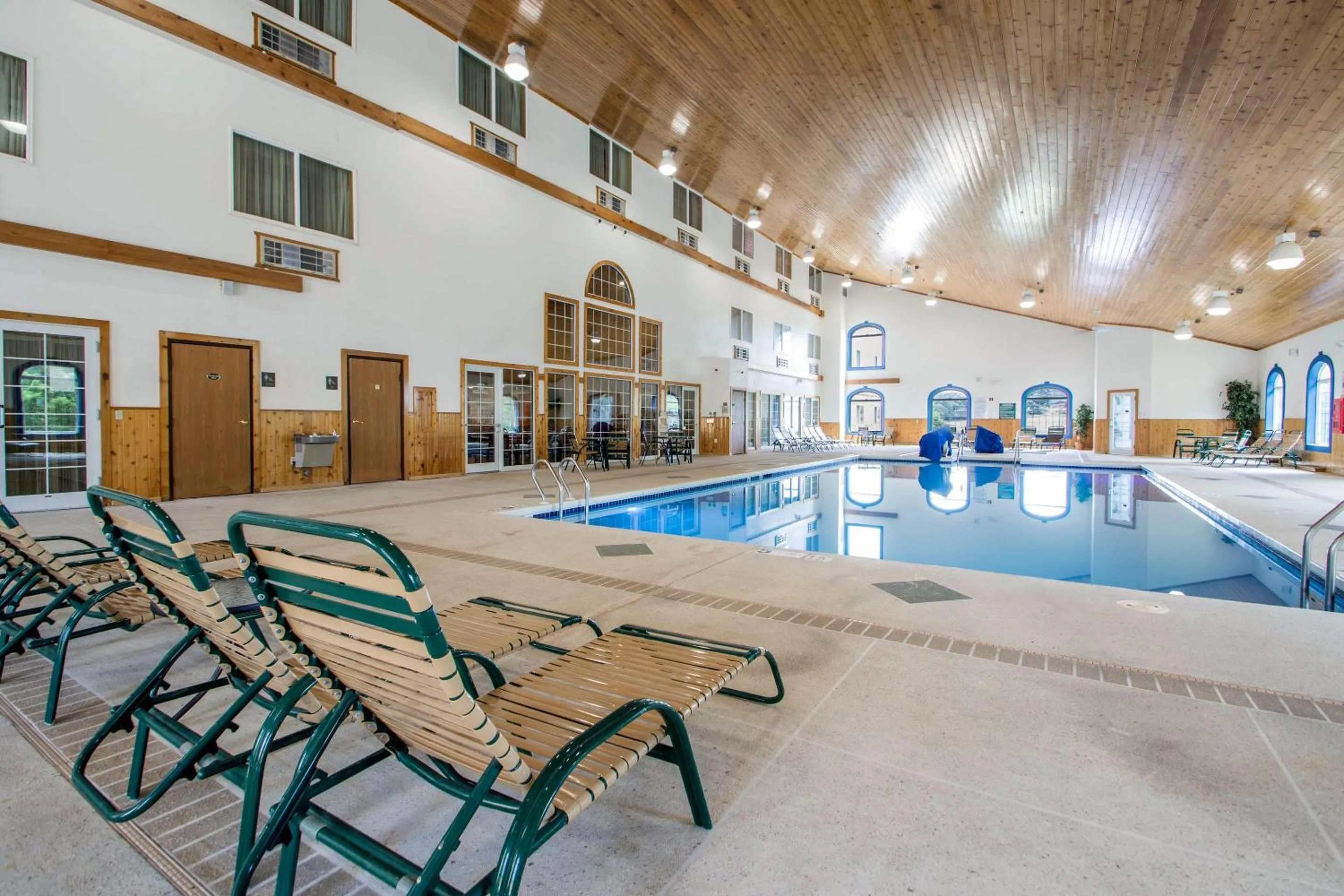 Swimming pool in Comfort Suites Wisconsin Dells Area