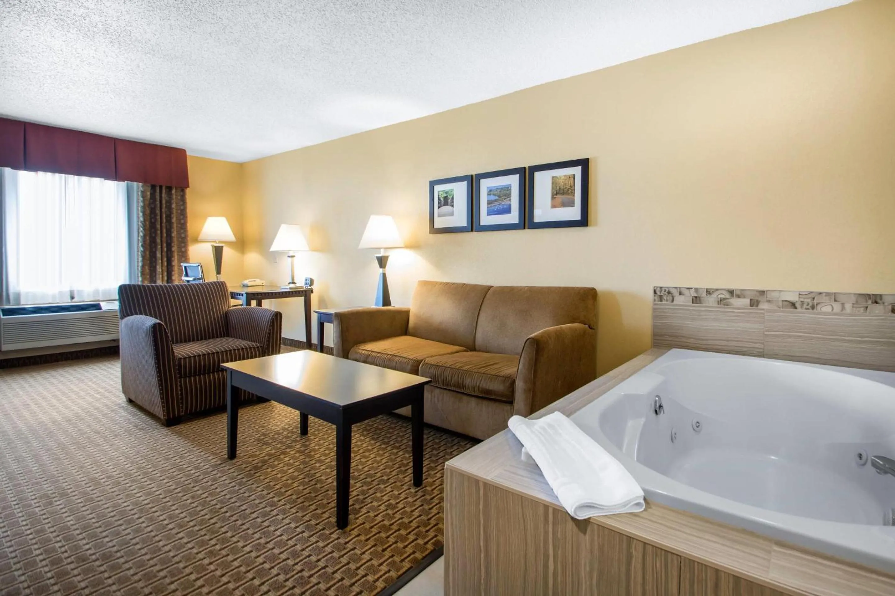 Bedroom, Bed in Comfort Suites Wisconsin Dells Area