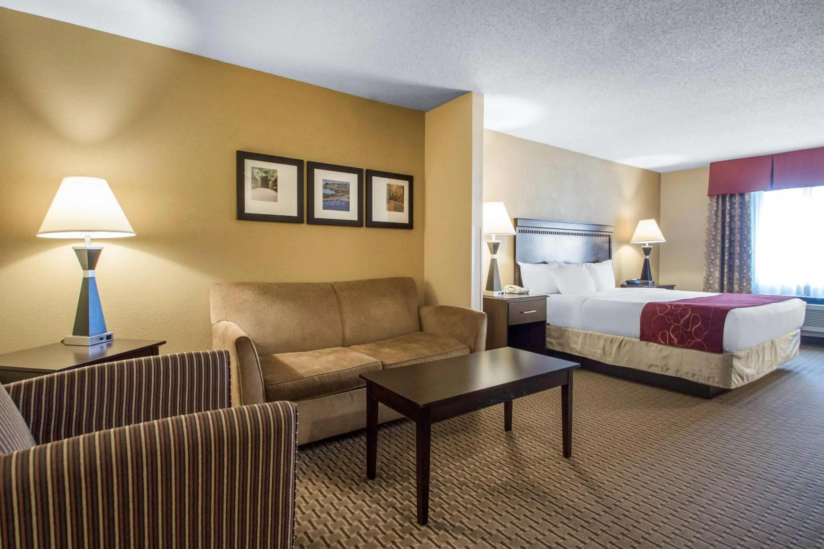 Bedroom, Bed in Comfort Suites Wisconsin Dells Area