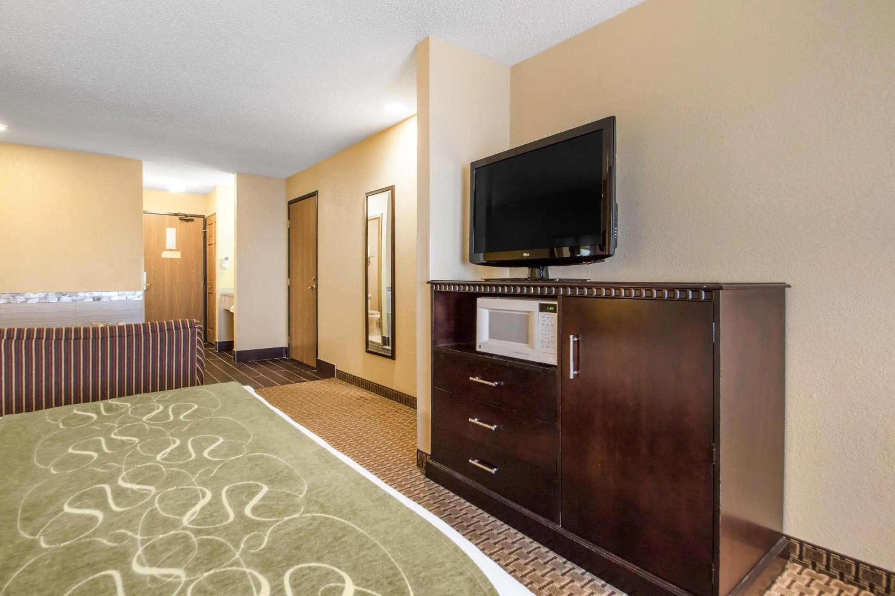 Bedroom, Bed in Comfort Suites Wisconsin Dells Area