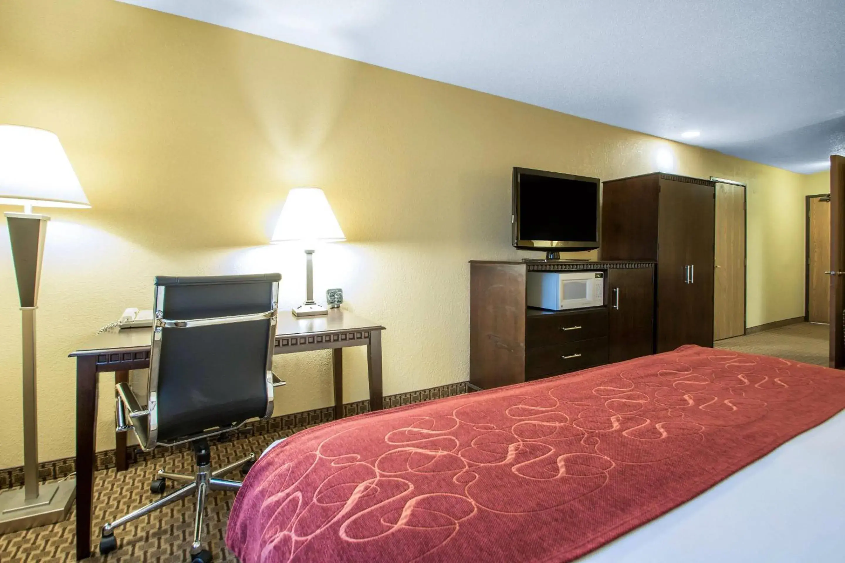 King Suite - Disability Access/Non-Smoking in Comfort Suites Wisconsin Dells Area King Suite - Disability Access/Non-Smoking in Comfort Suites Wisconsin Dells Area