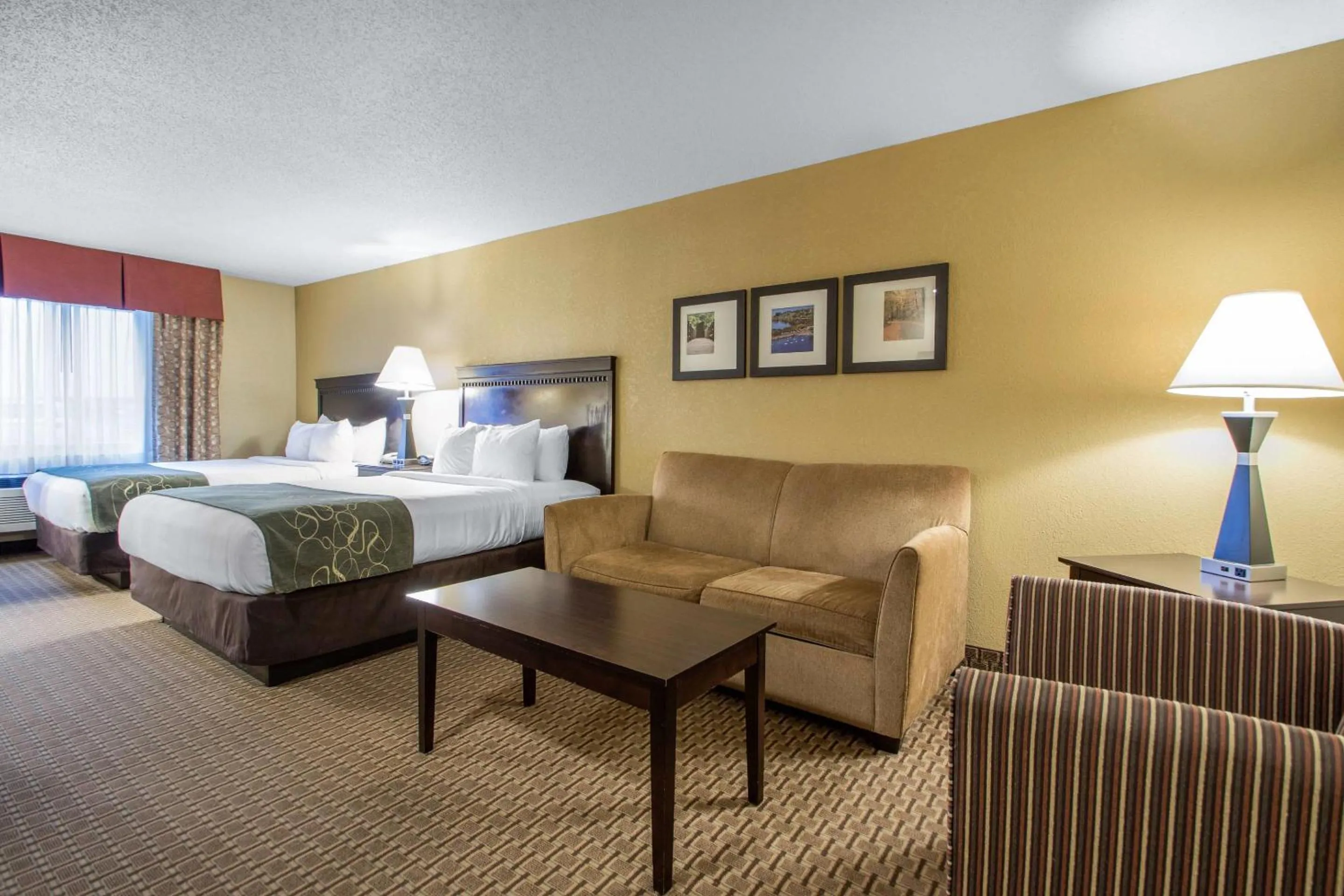 Bedroom, Bed in Comfort Suites Wisconsin Dells Area
