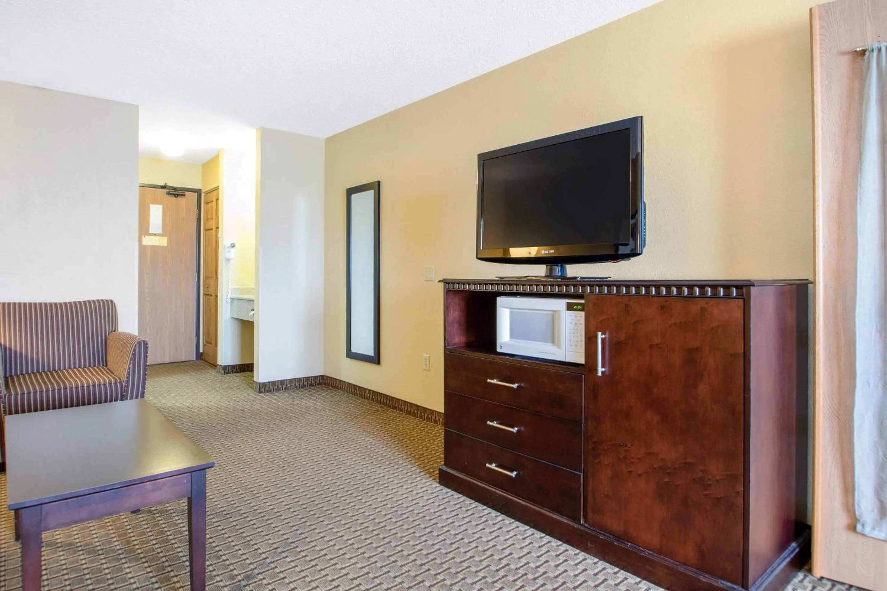 Bedroom in Comfort Suites Wisconsin Dells Area