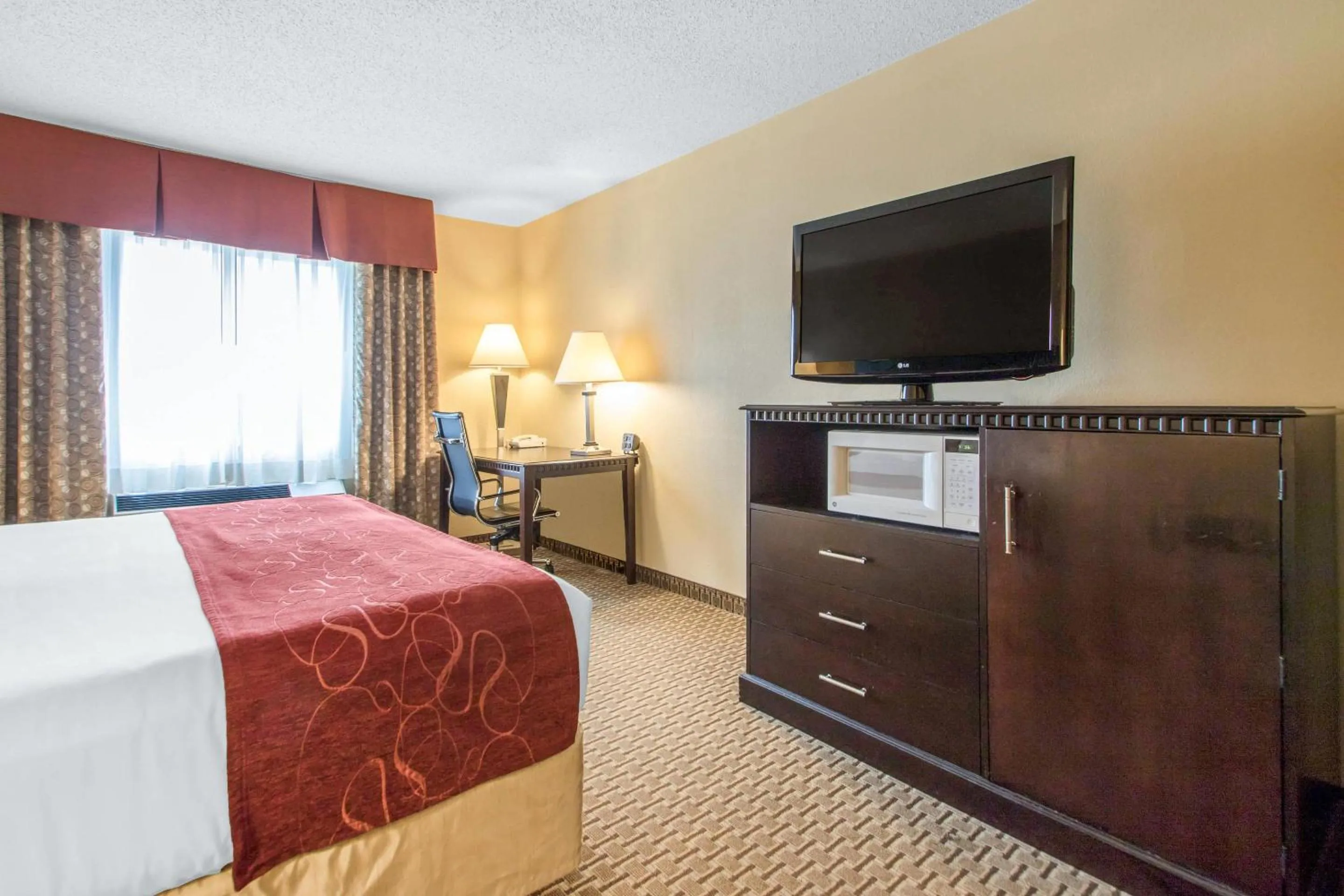 Bedroom, Bed in Comfort Suites Wisconsin Dells Area