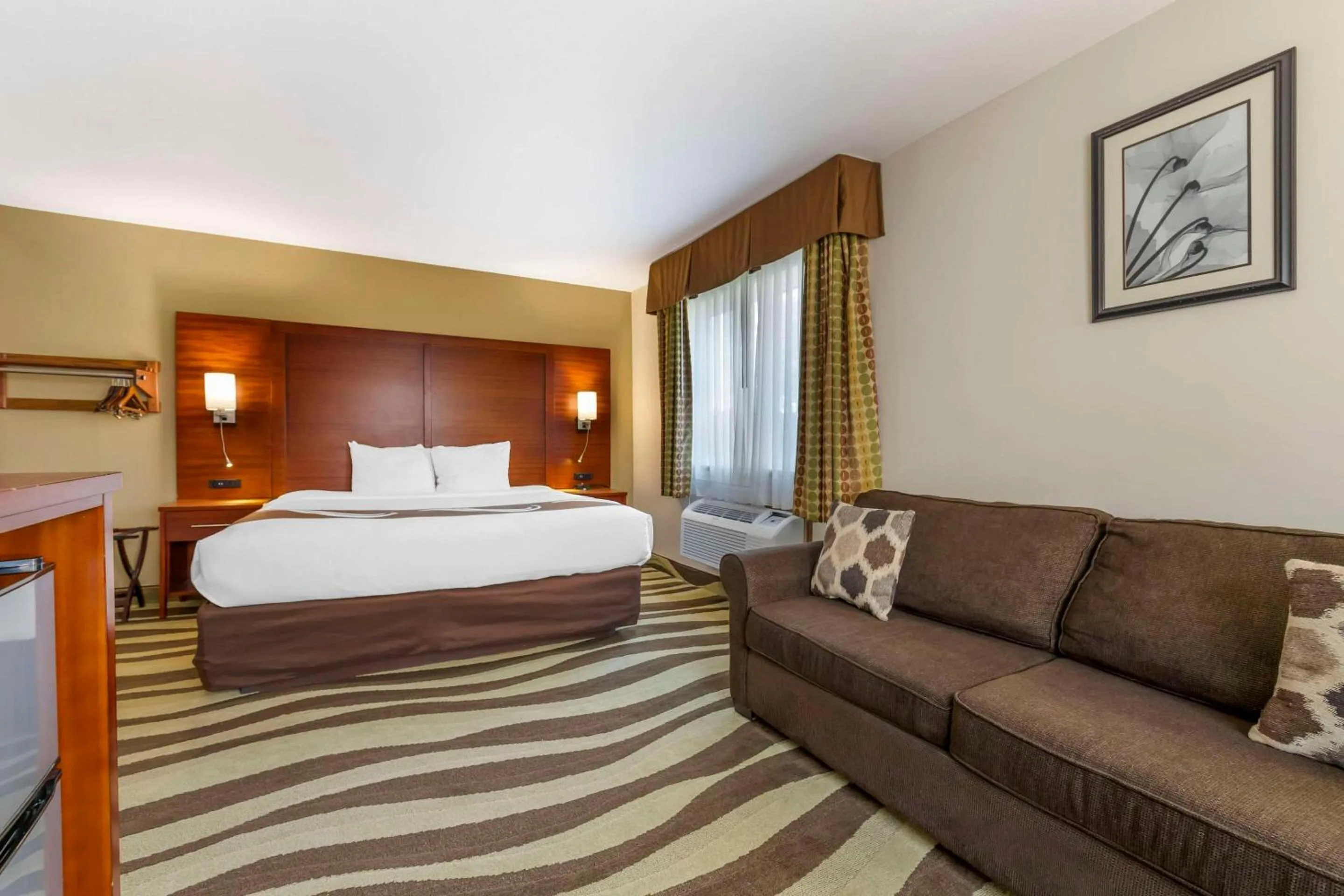 Bedroom, Bed in Quality Inn & Suites Stoughton - Madison South