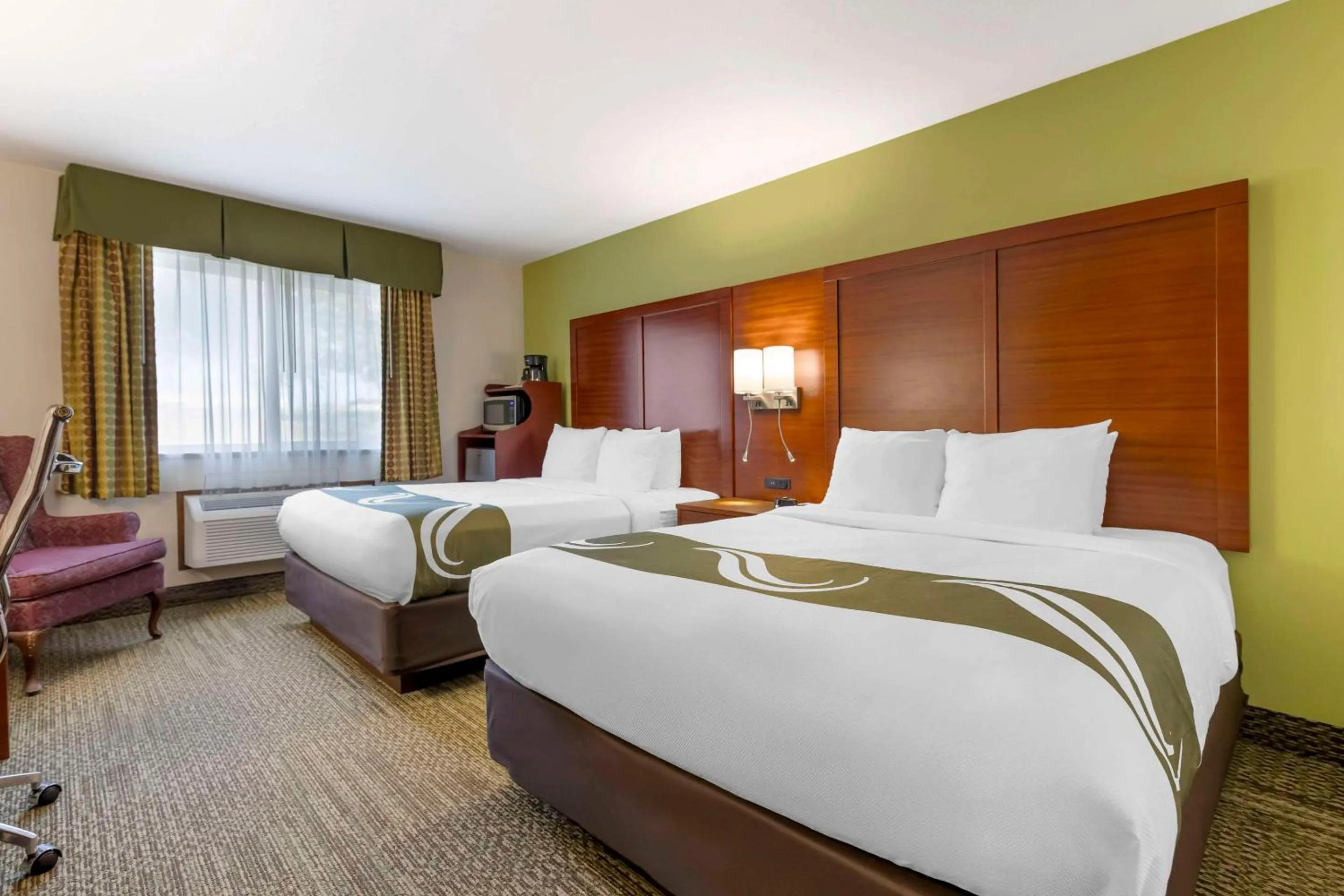 Bedroom, Bed in Quality Inn & Suites Stoughton - Madison South