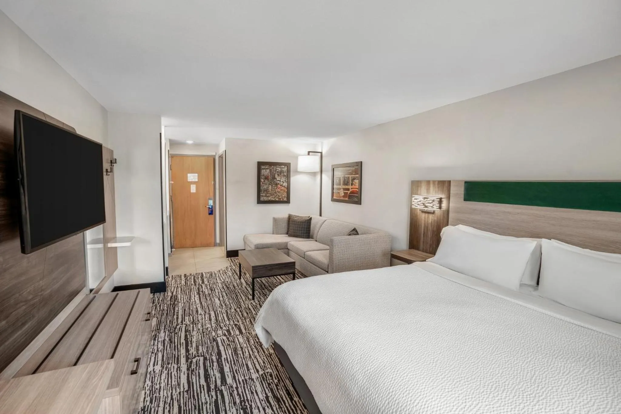 Photo of the whole room, Bed in Holiday Inn Express & Suites Hayward by IHG