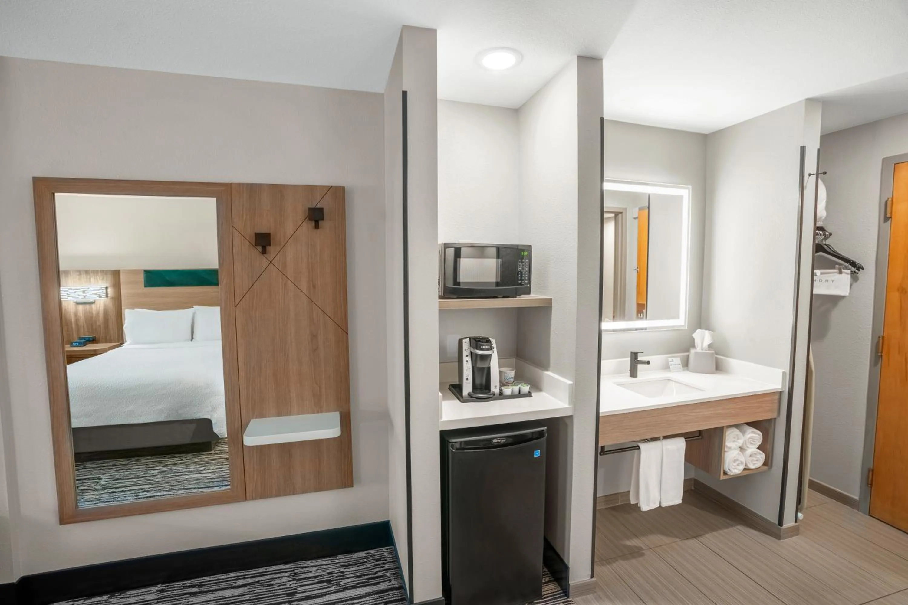 Coffee/tea facilities, Bed in Holiday Inn Express & Suites Hayward by IHG