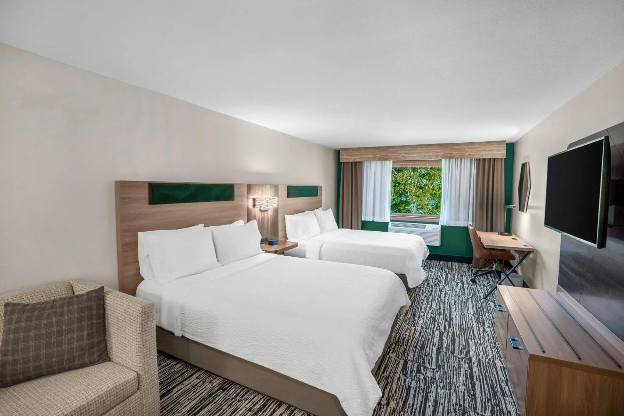 Photo of the whole room, Bed in Holiday Inn Express & Suites Hayward by IHG