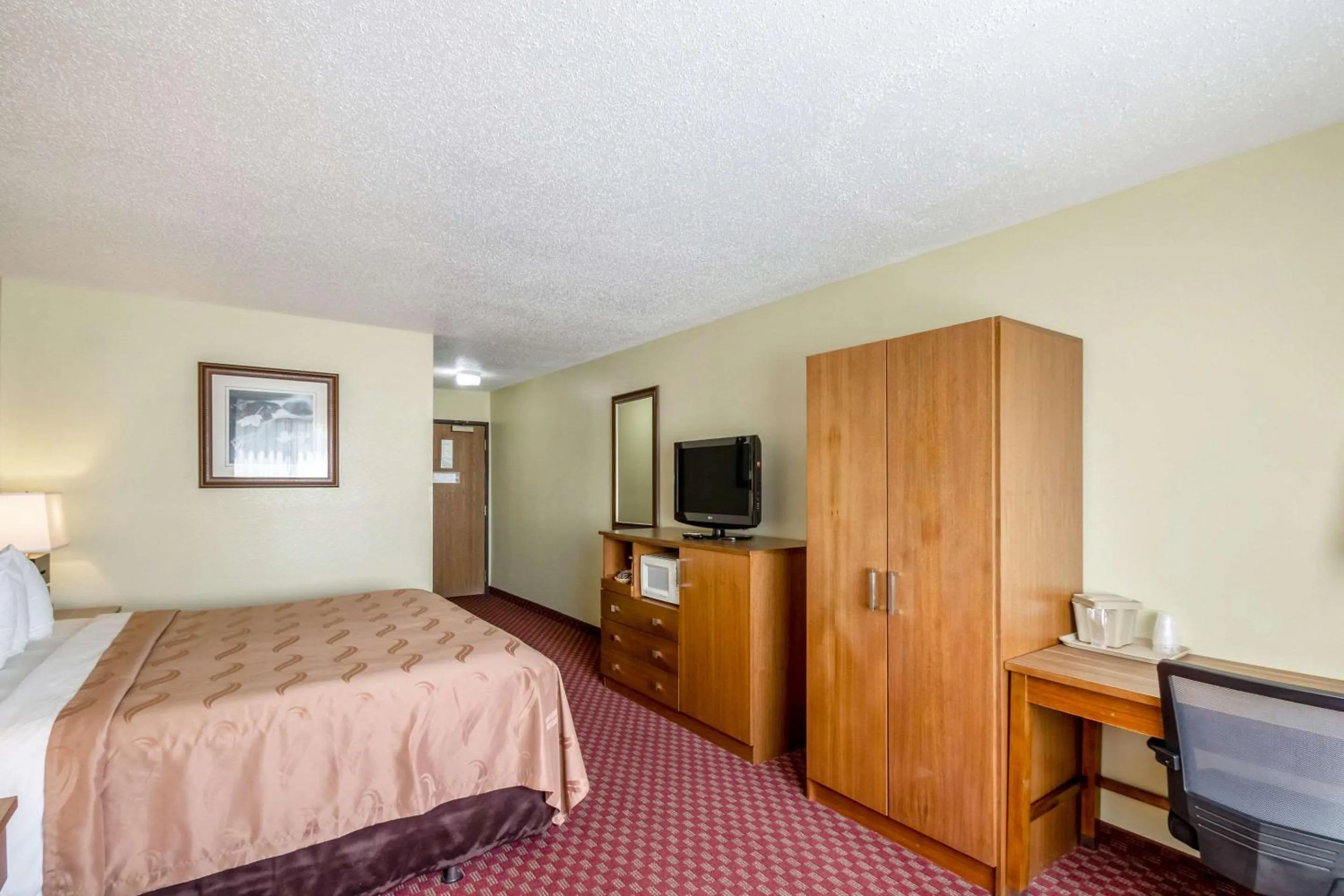 Photo of the whole room, Bed in Quality Inn Mineral Point