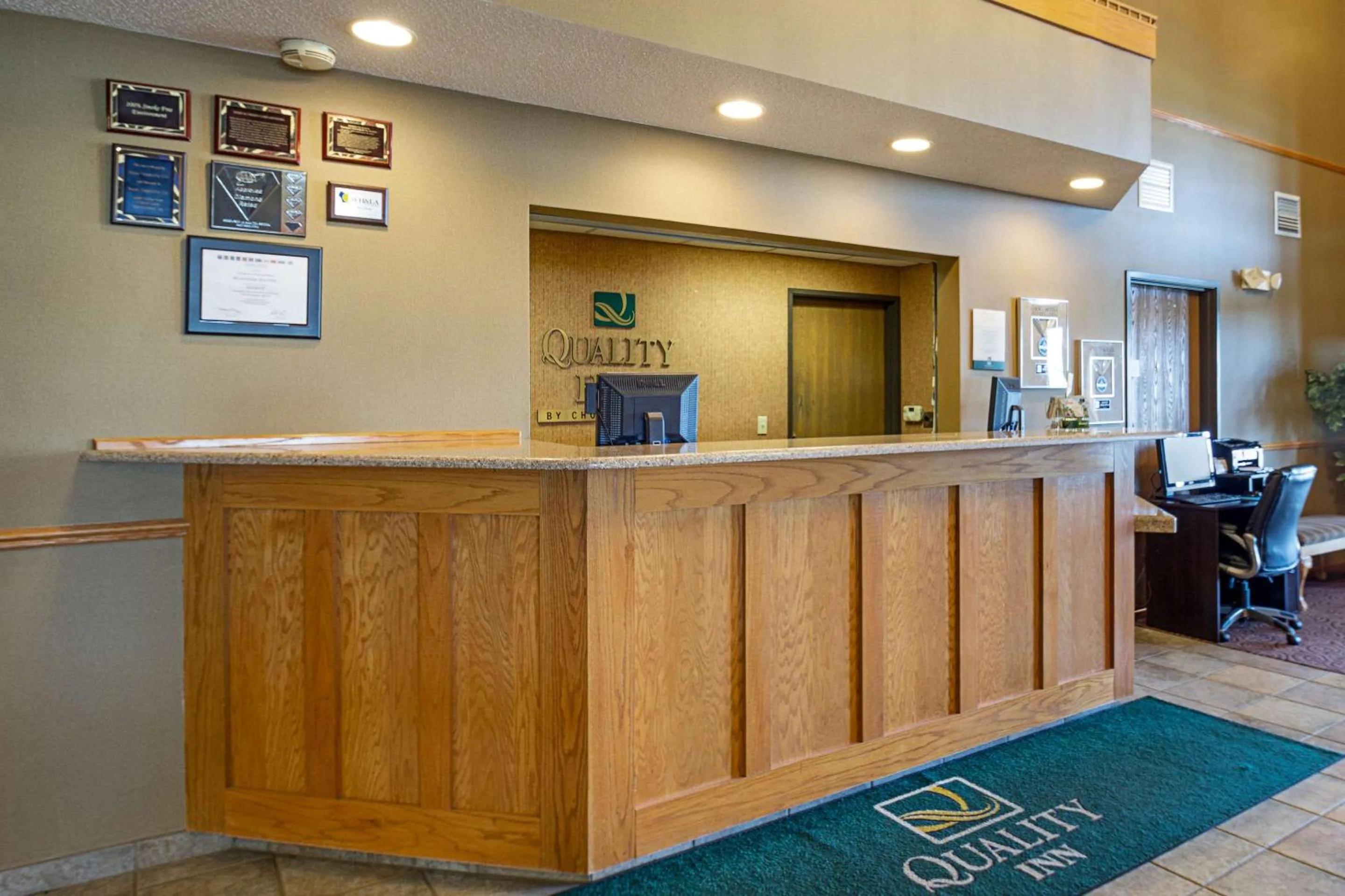 Lobby or reception in Quality Inn Mineral Point