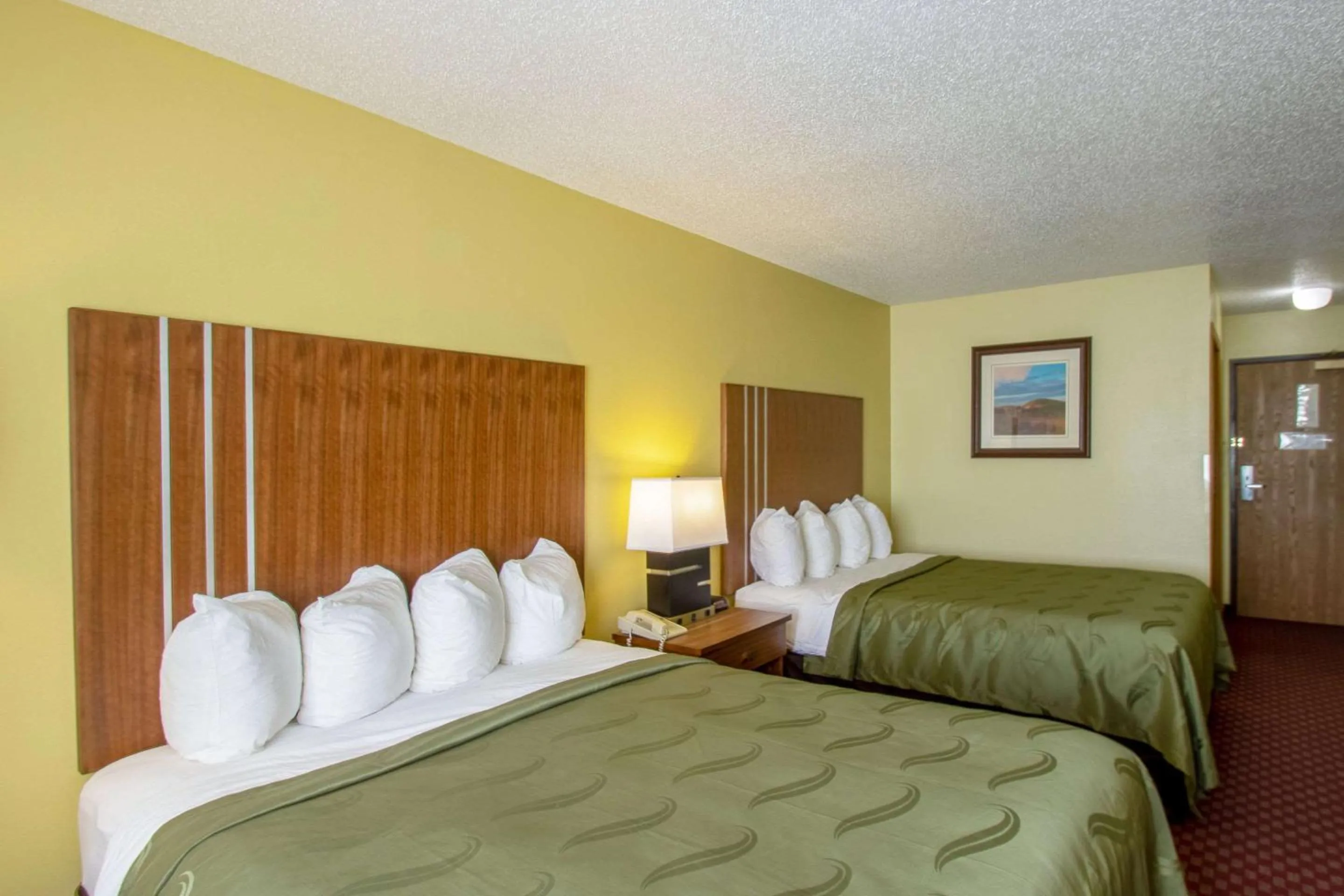 Photo of the whole room, Bed in Quality Inn Mineral Point