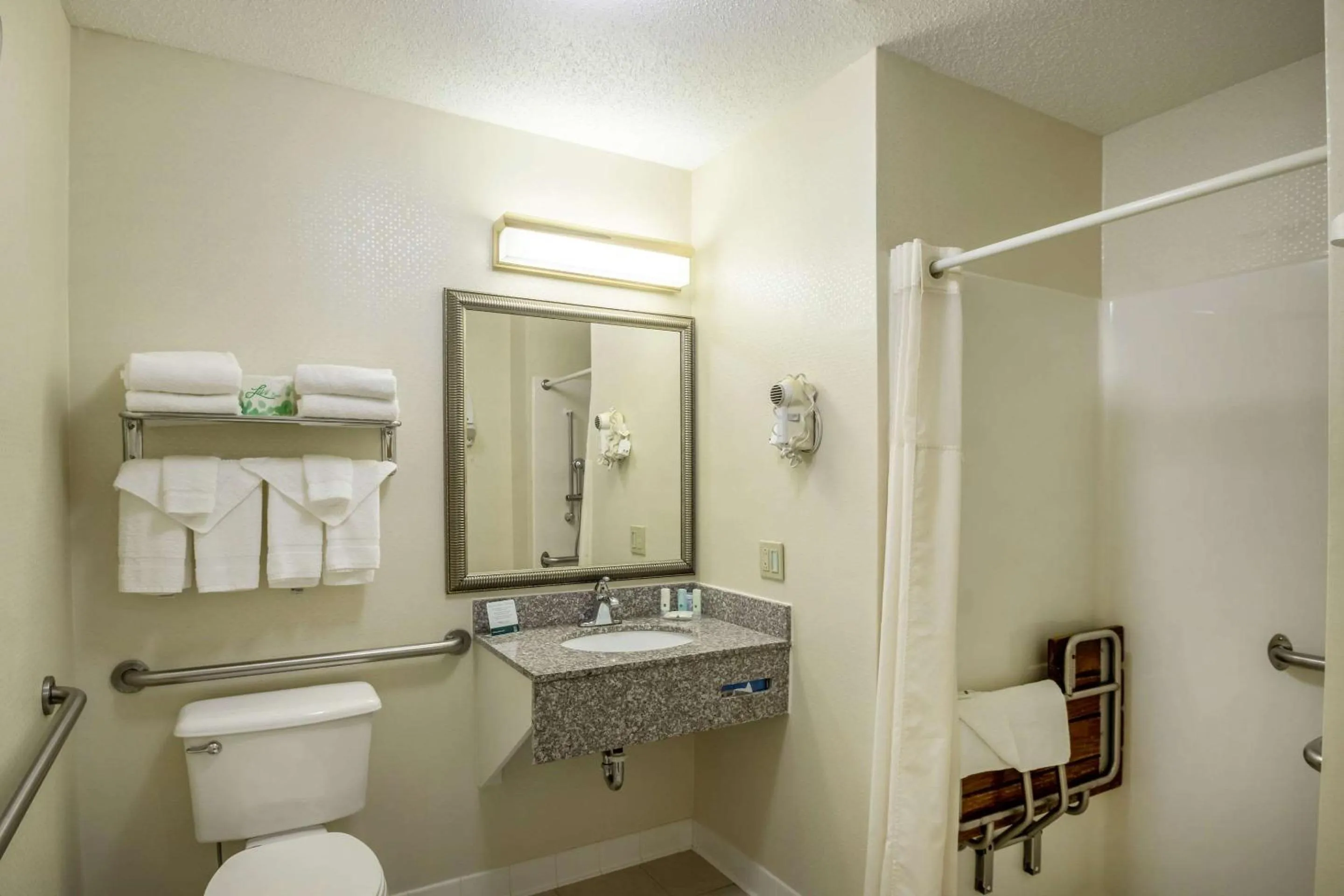 Bathroom in Quality Inn Mineral Point