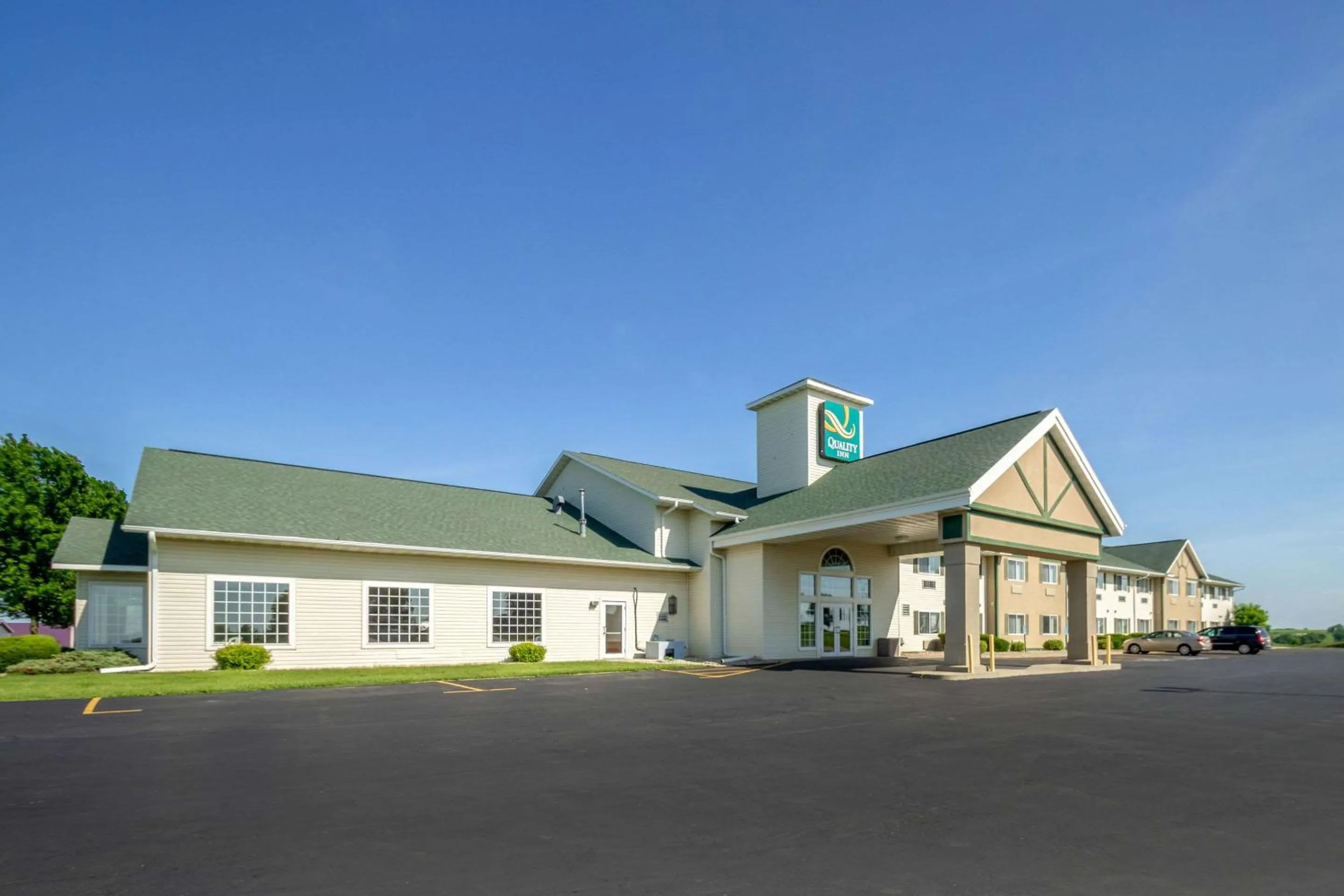 Property building in Quality Inn Mineral Point